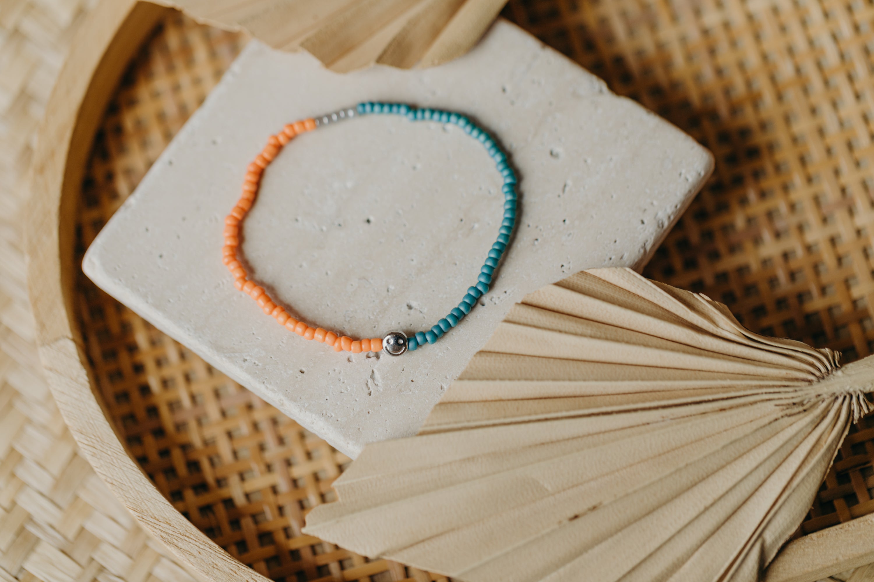 two-tone glass bead bracelet blue & cream