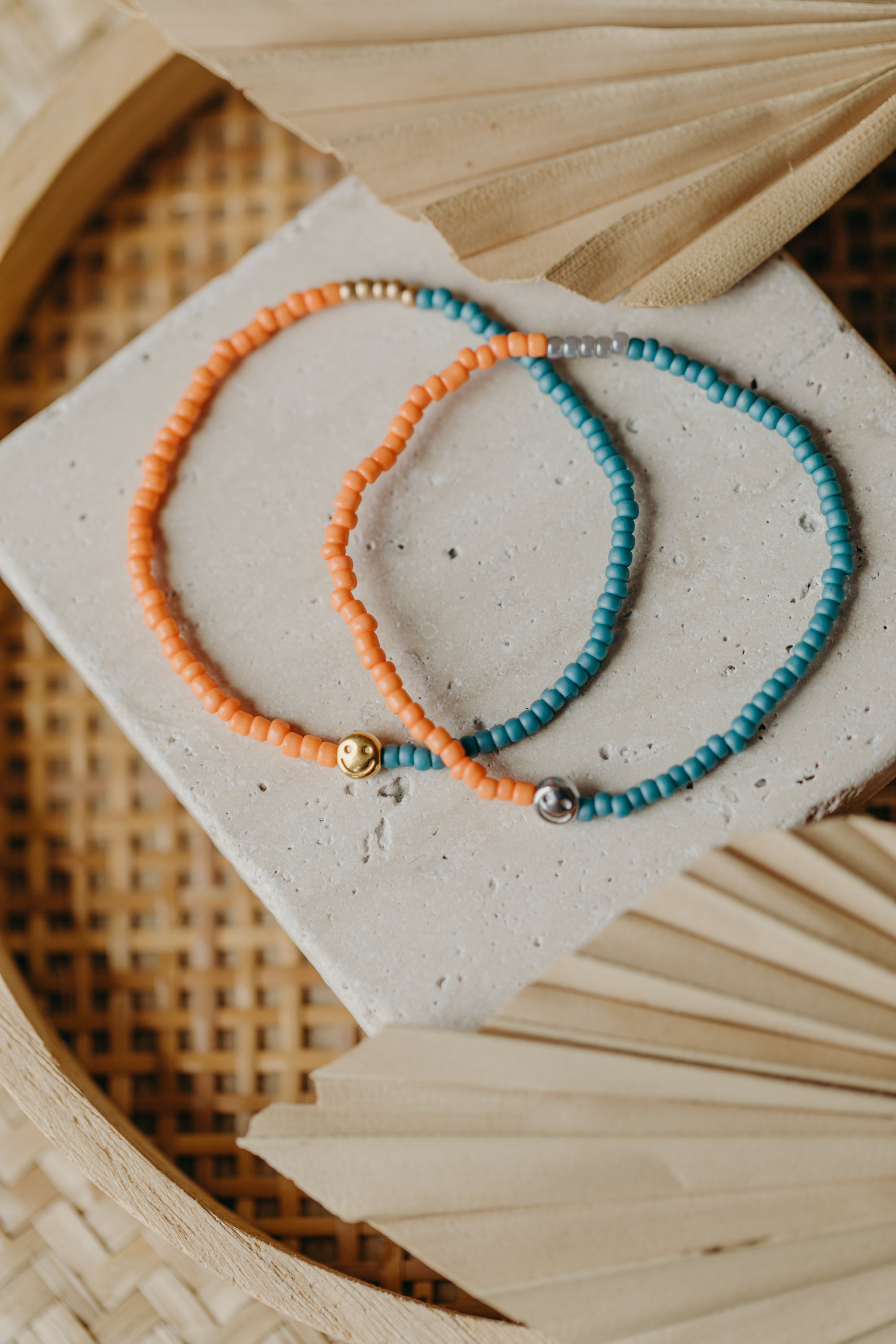 two-tone glass bead bracelet blue & cream