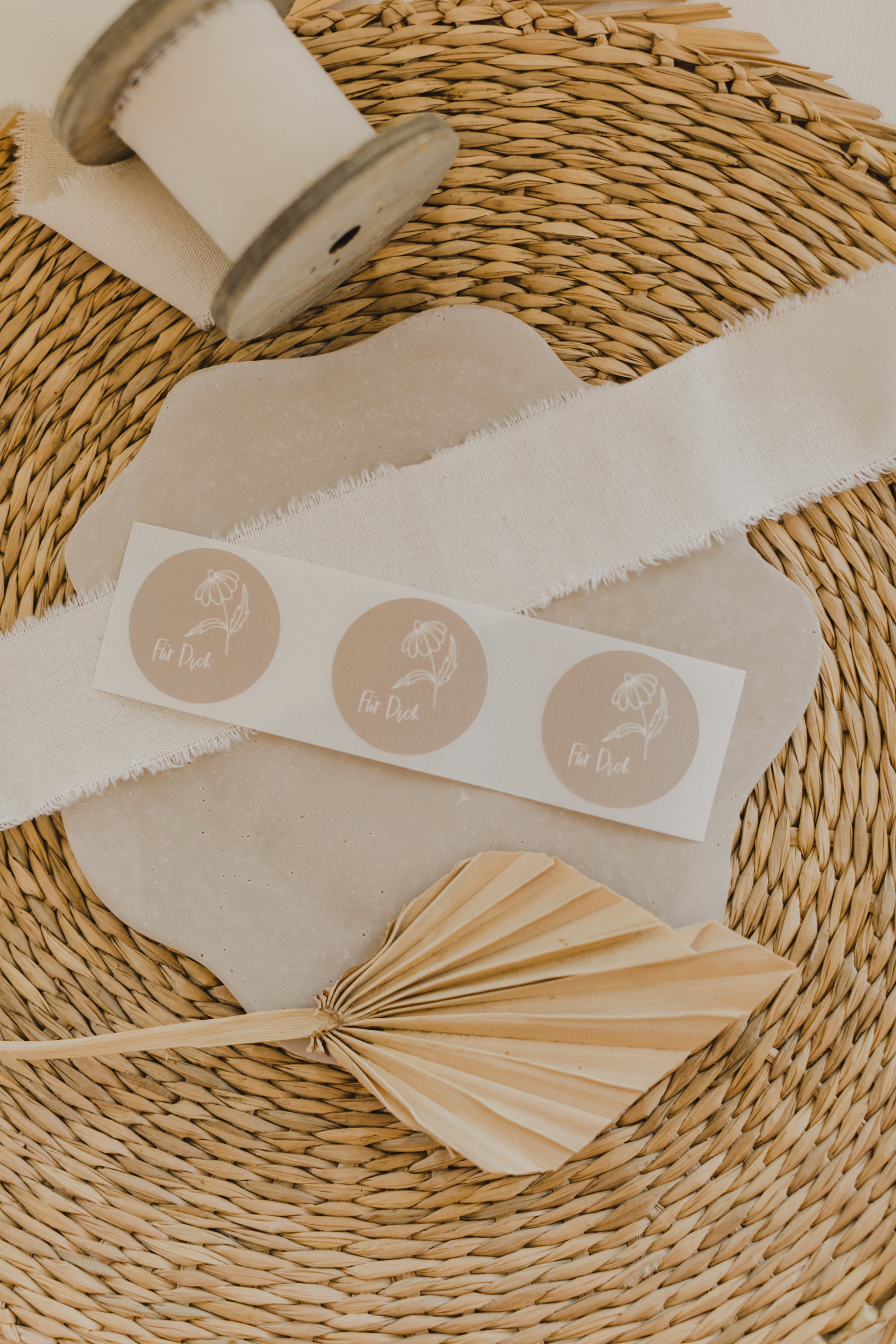 runde beige Aufkleber mit der Aufschrift "Für Dich"