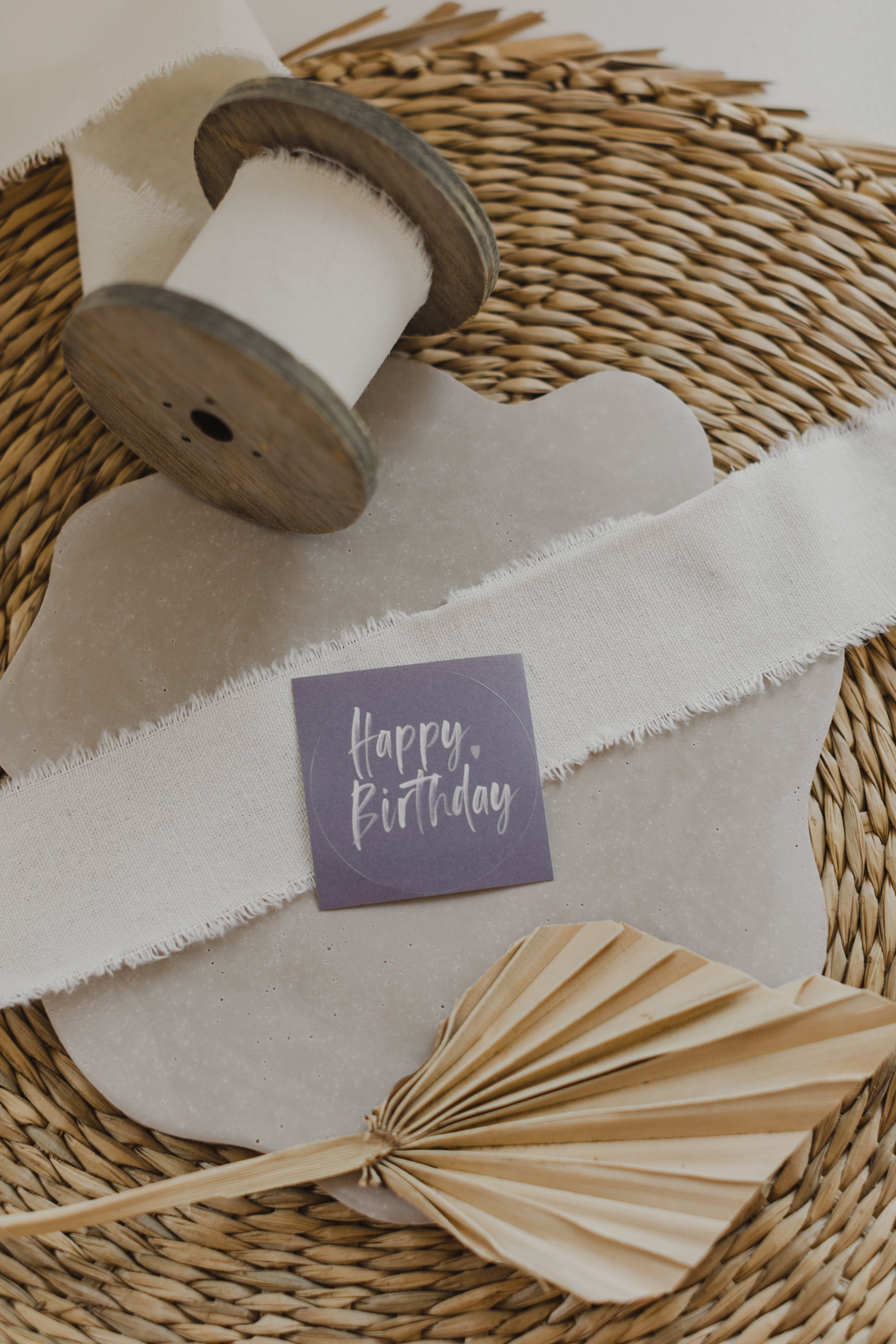 runde lila Aufkleber mit der Aufschrift "Happy Birthday"