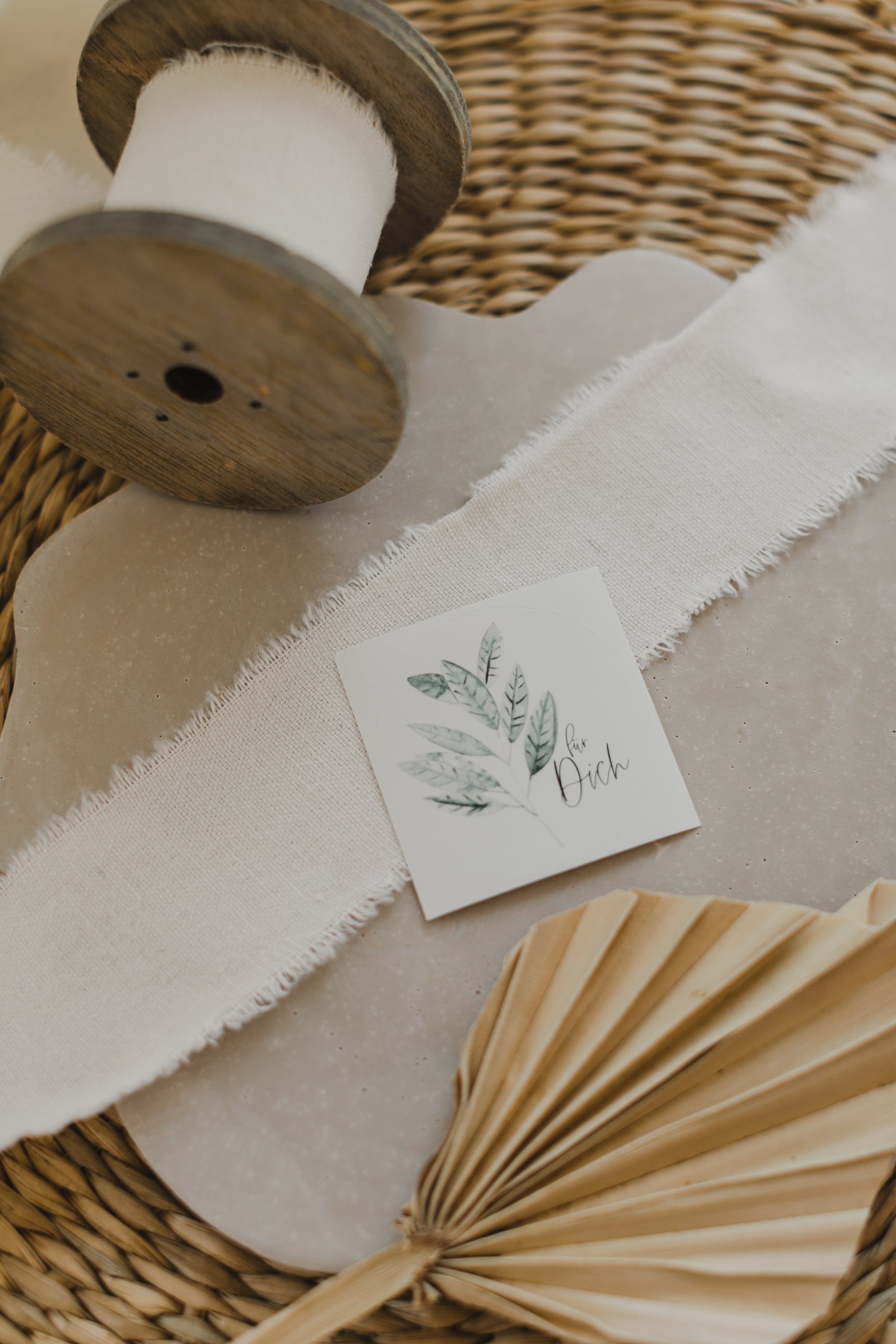 runde weiße Aufkleber mit einem Blatt und dem Text "Für dich"