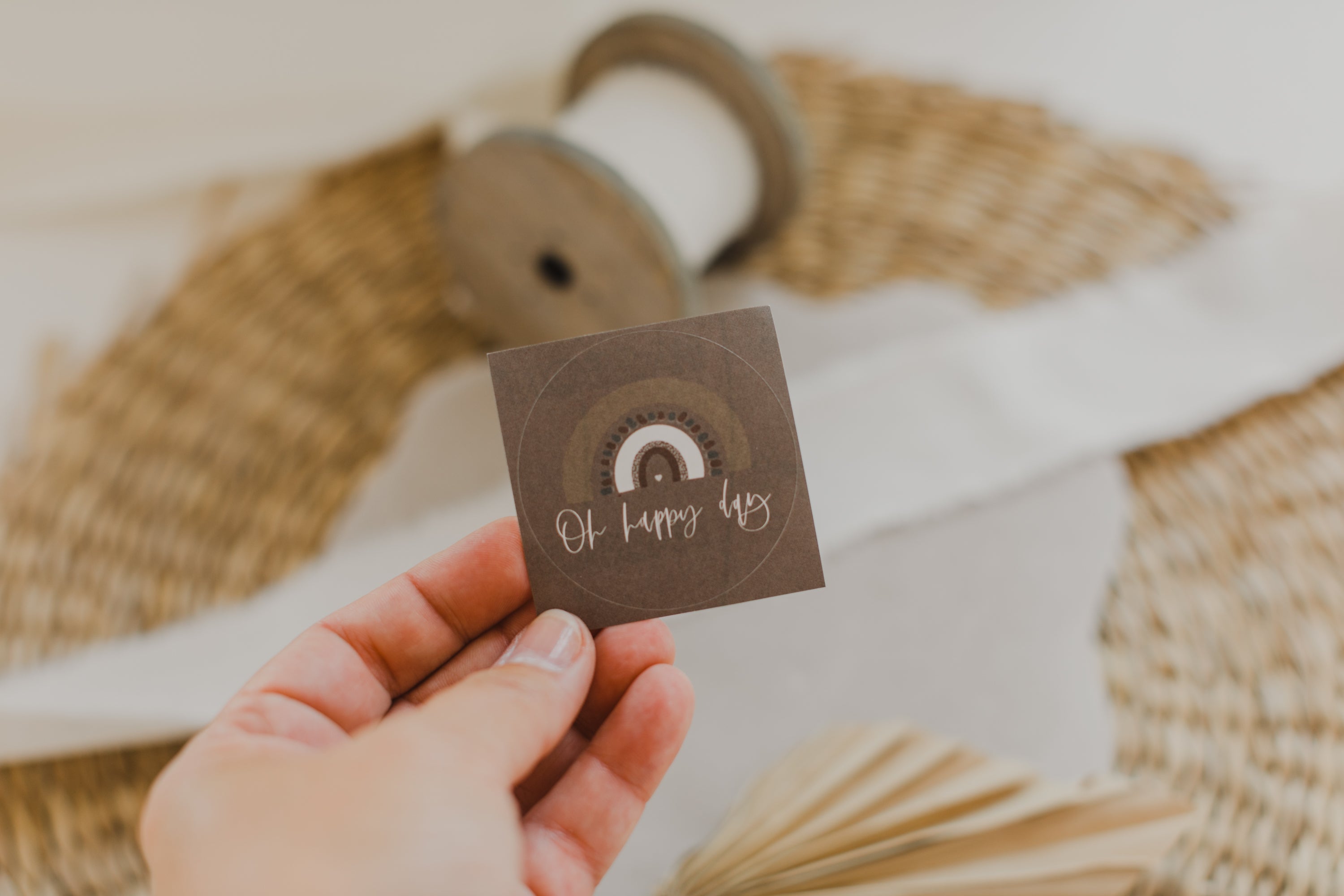 runde braune Aufkleber mit der Aufschrift "Oh happy day" und Regenbogen