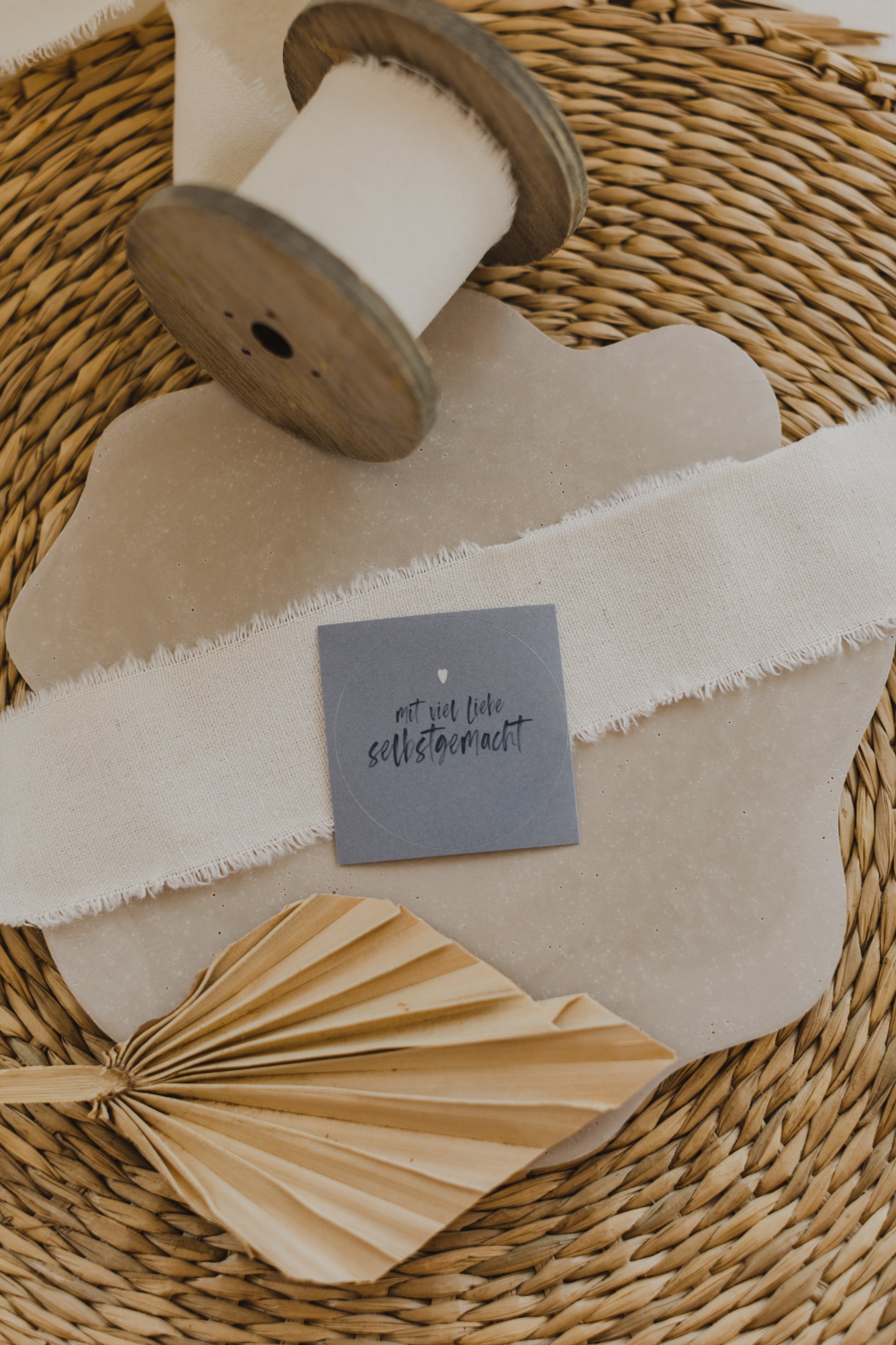 runde blaue Aufkleber mit der Aufschrift "mit viel Liebe selbstgemacht"