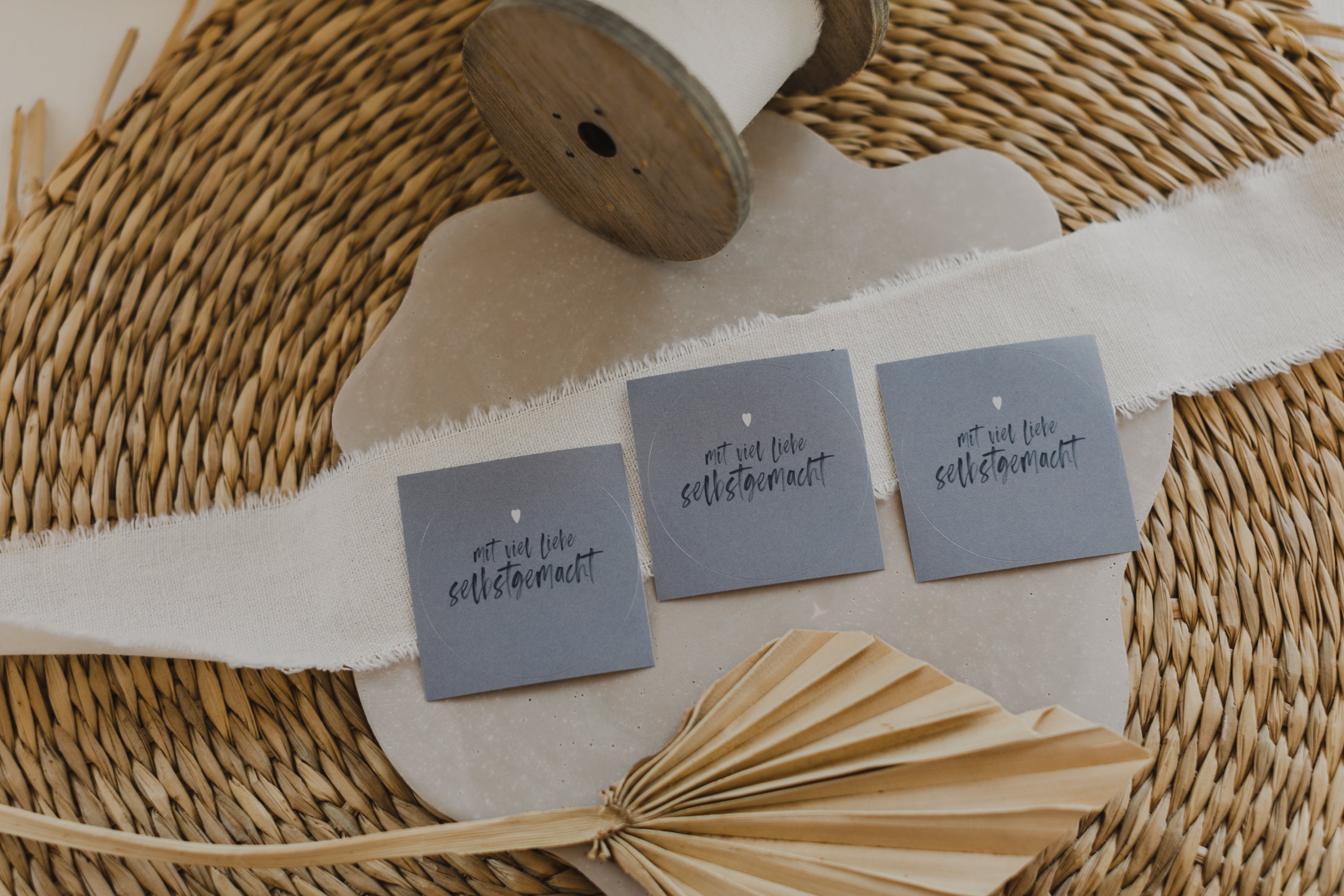 runde blaue Aufkleber mit der Aufschrift "mit viel Liebe selbstgemacht"