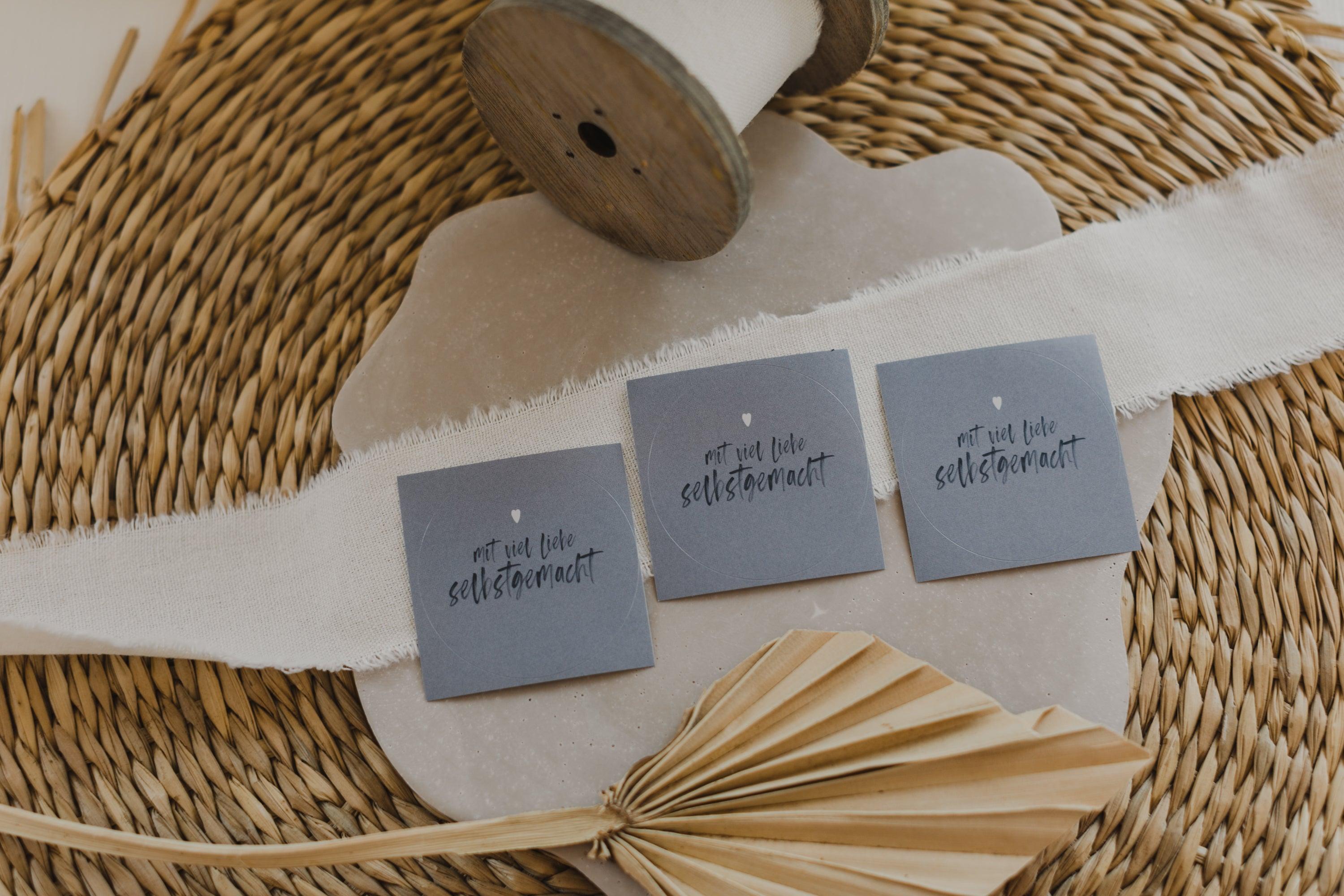runde blaue Aufkleber mit der Aufschrift "mit viel Liebe selbstgemacht"