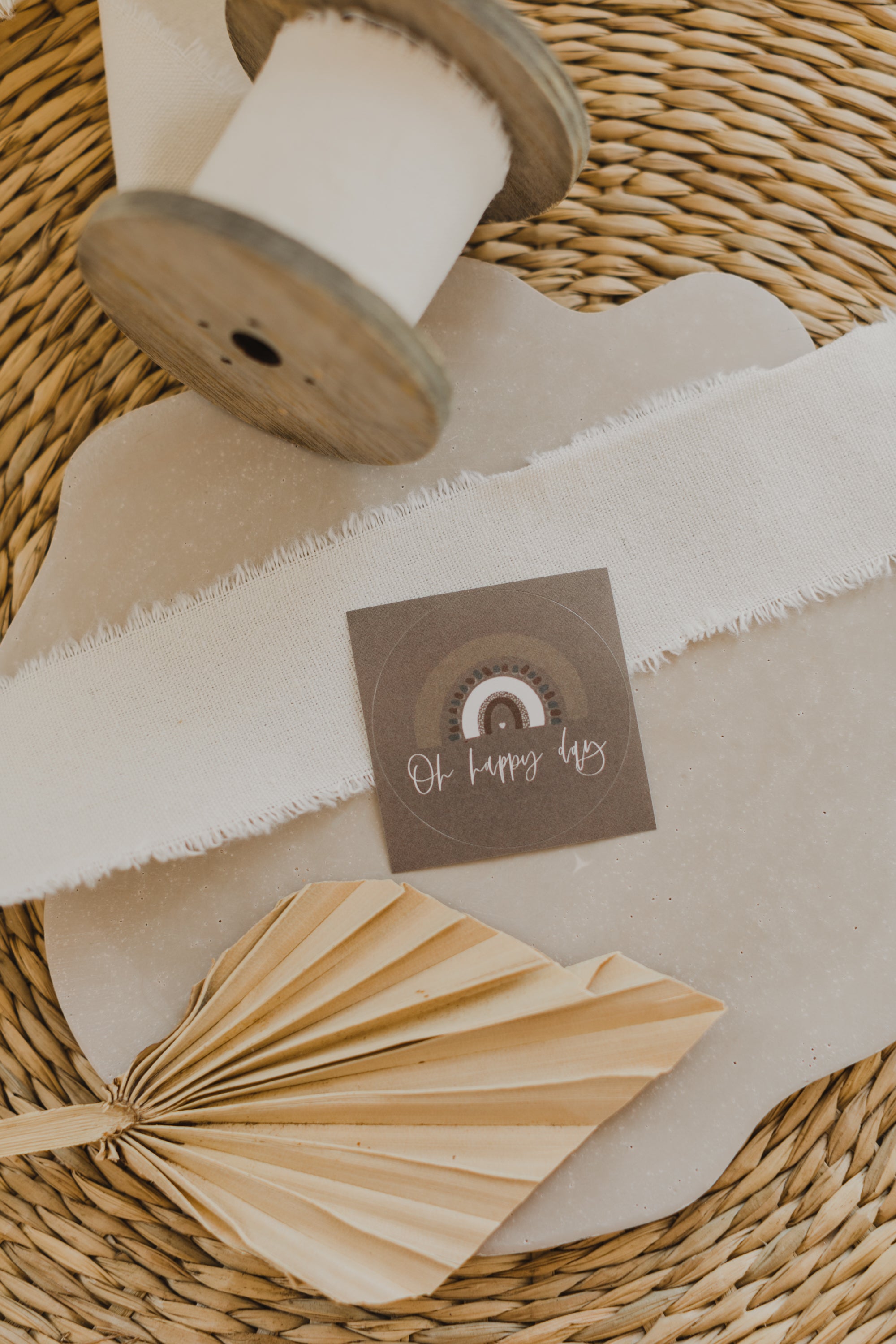 runde braune Aufkleber mit der Aufschrift "Oh happy day" und Regenbogen