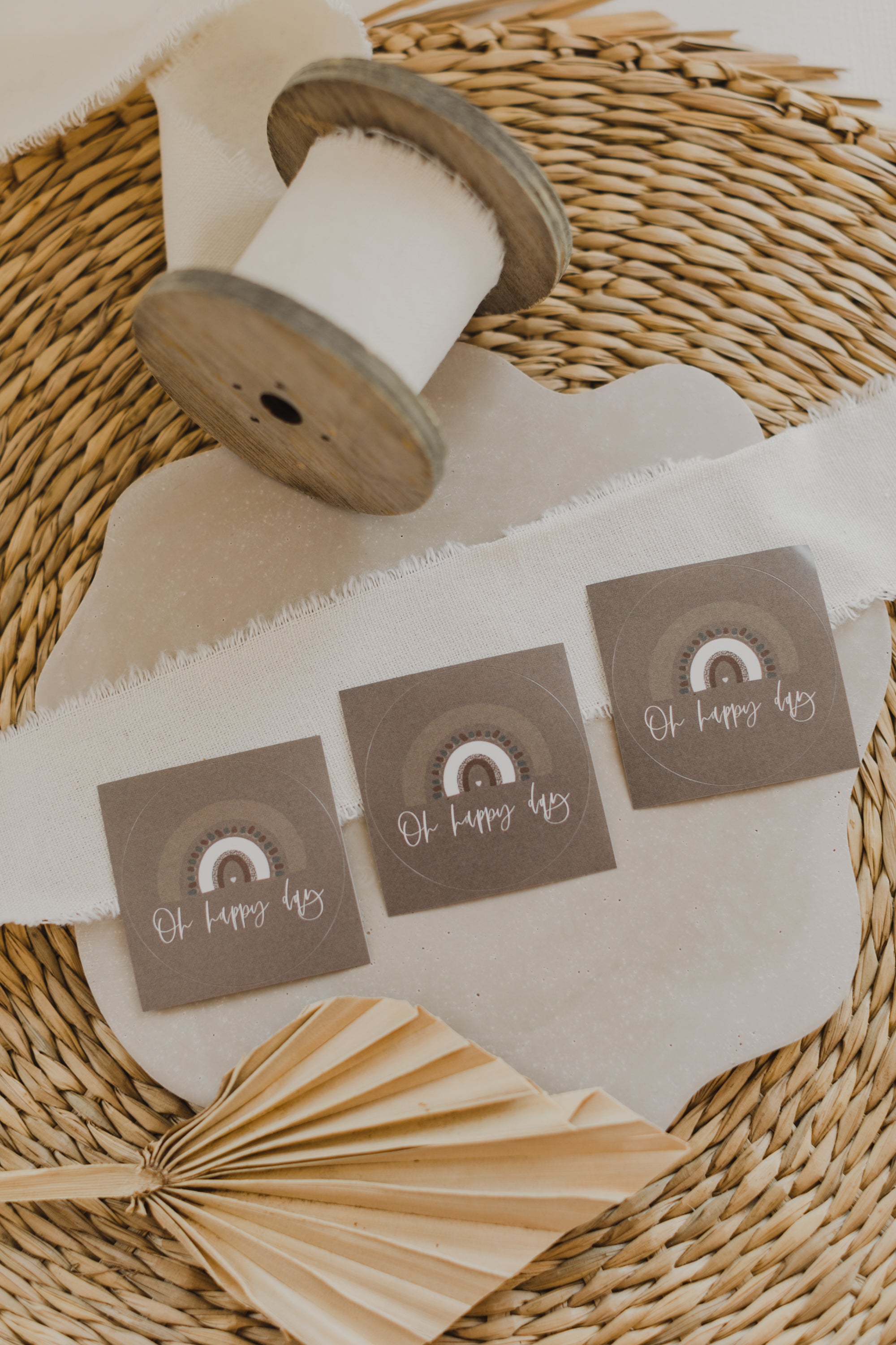 runde braune Aufkleber mit der Aufschrift "Oh happy day" und Regenbogen