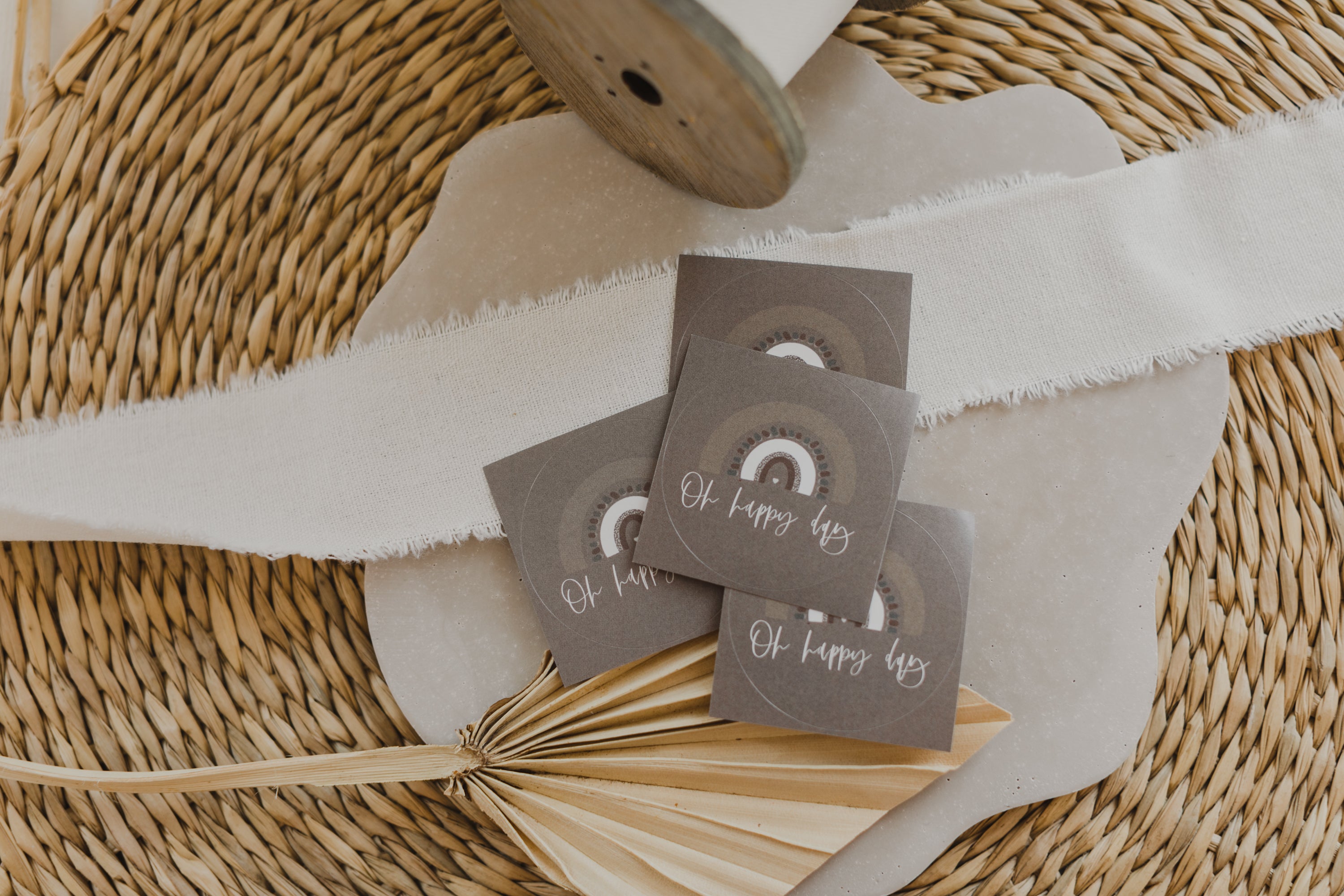 runde braune Aufkleber mit der Aufschrift "Oh happy day" und Regenbogen