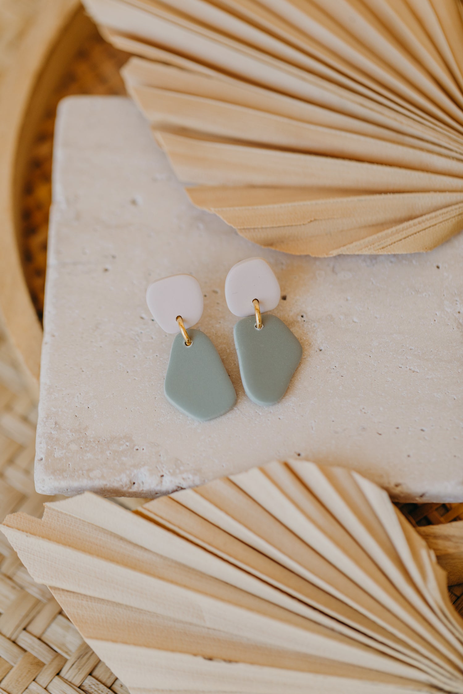 BENU Ohrringe - zweifarbige Polymer Ton Ohrringe in Vanille & Mint
