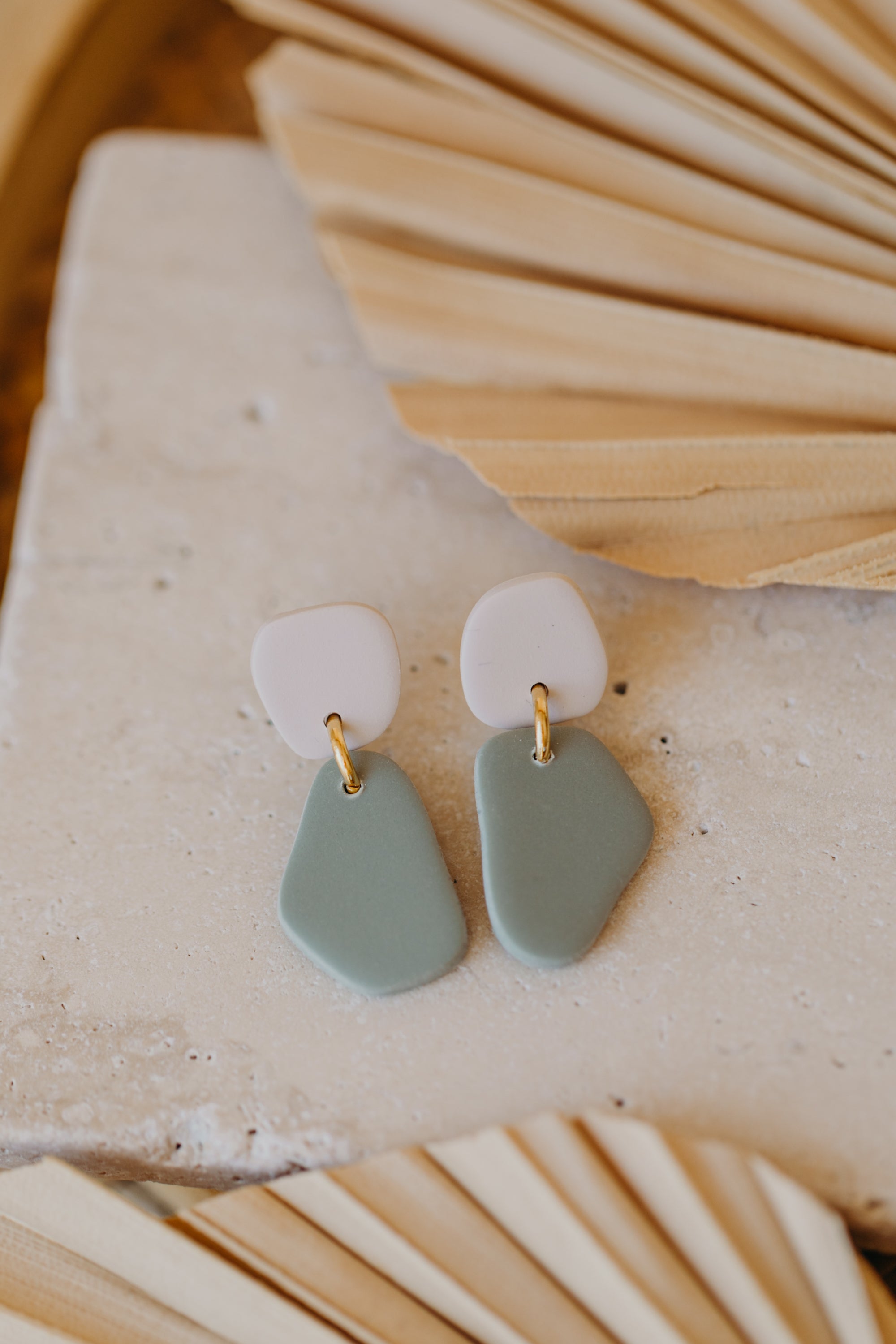 BENU Ohrringe - zweifarbige Polymer Ton Ohrringe in Vanille & Mint