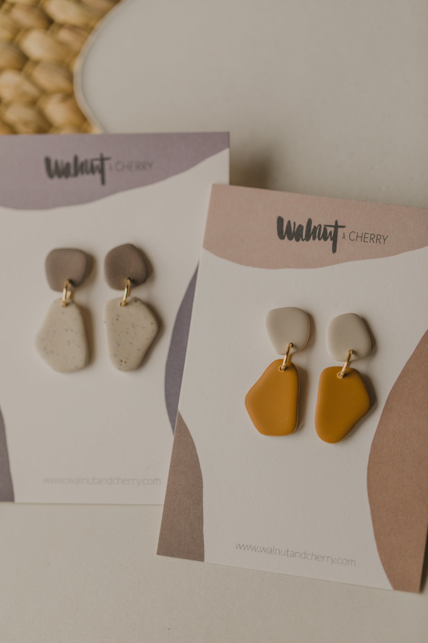 Benu Ohrringe - zweifarbige Polymer Ton Ohrringe Grau-Lila / Kalk