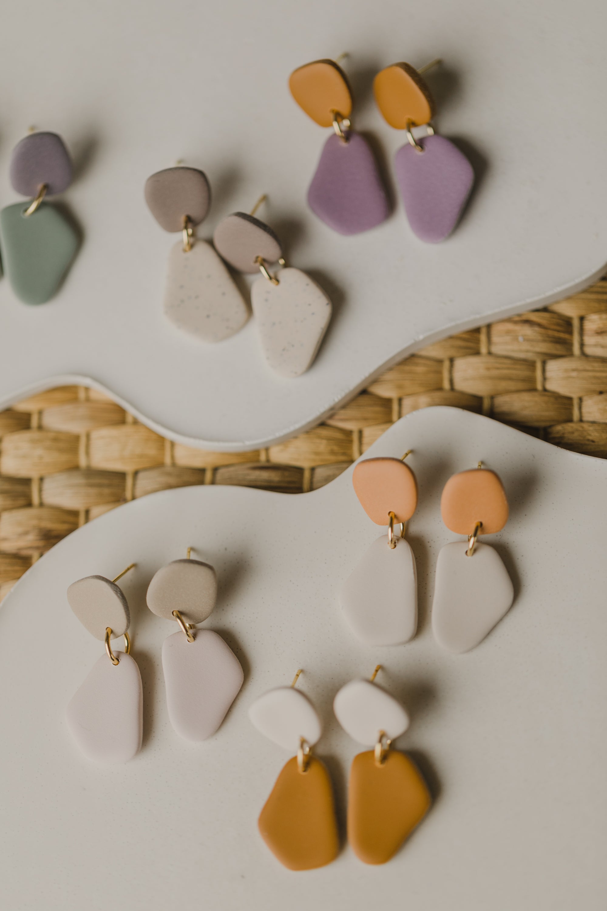 Benu Ohrringe - zweifarbige Polymer Ton Ohrringe Cognac / Helles Lila