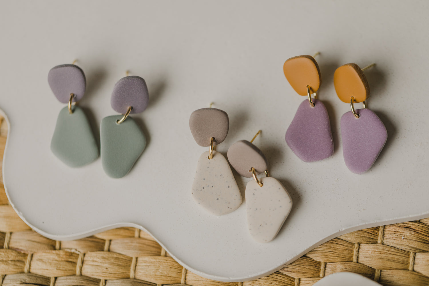 Benu Ohrringe - zweifarbige Polymer Ton Ohrringe Grau-Lila / Kalk