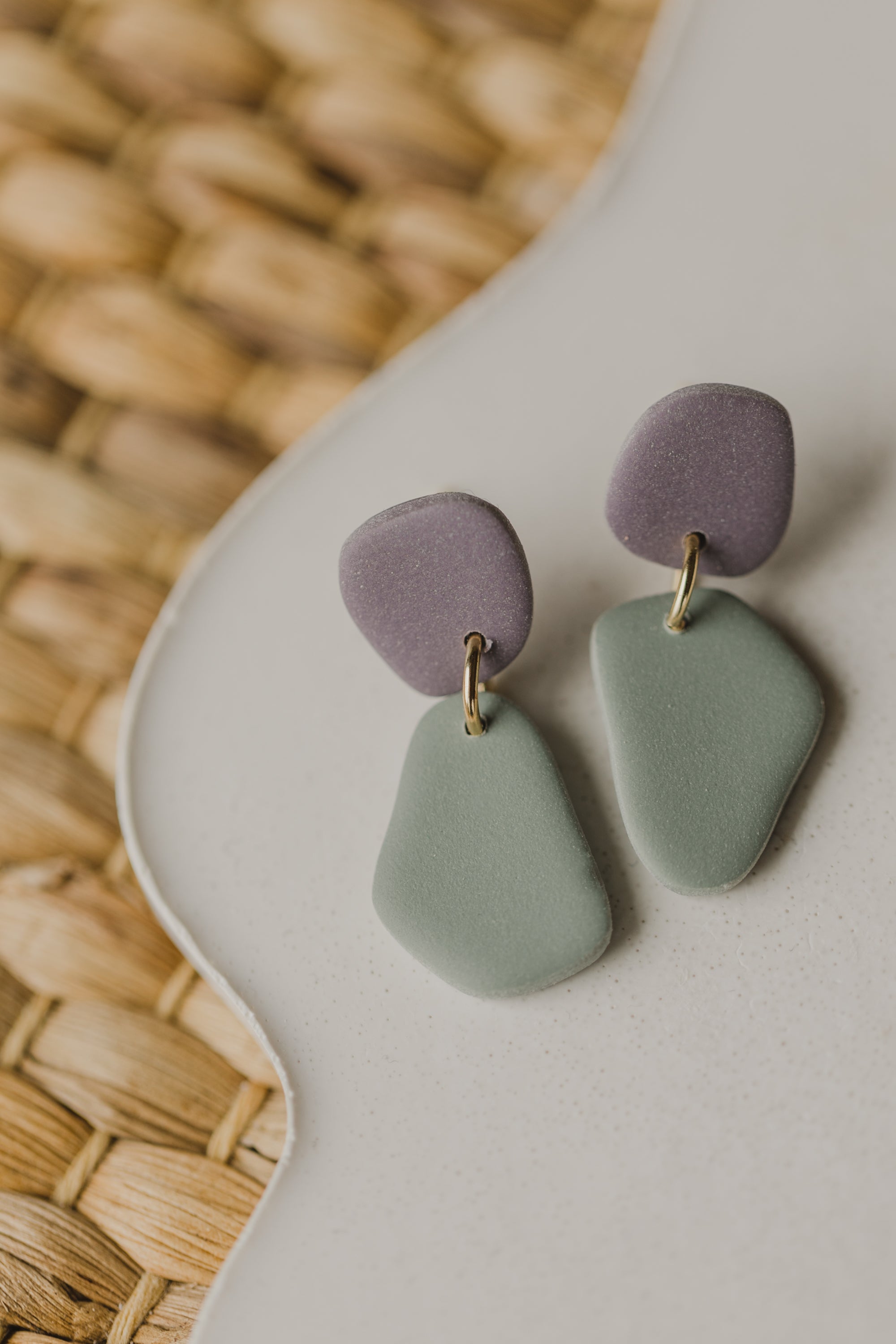 BENU Ohrringe - zweifarbige Polymer Ton Ohrringe Lavendel / Eukalyptus Grün