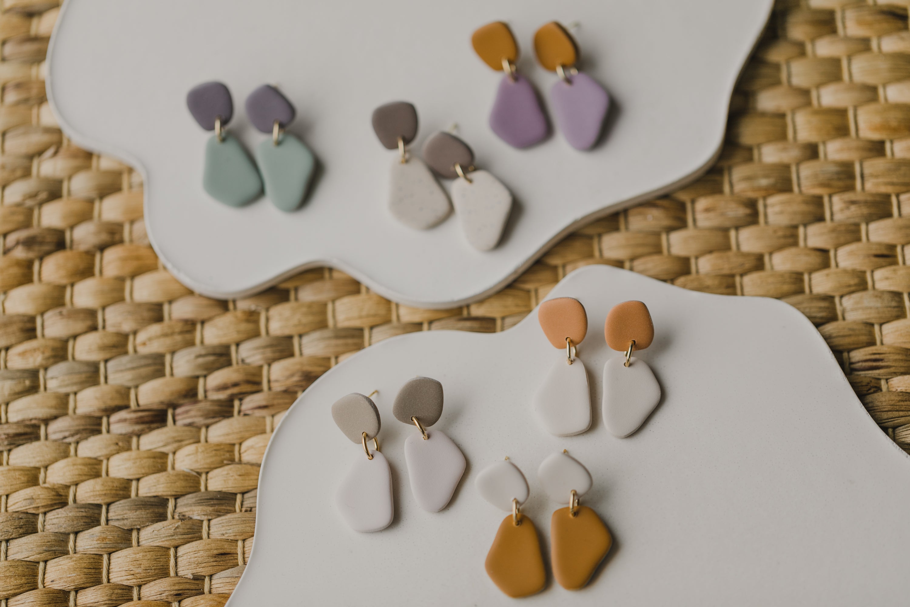 BENU Ohrringe - zweifarbige Polymer Ton Ohrringe Lavendel / Eukalyptus Grün