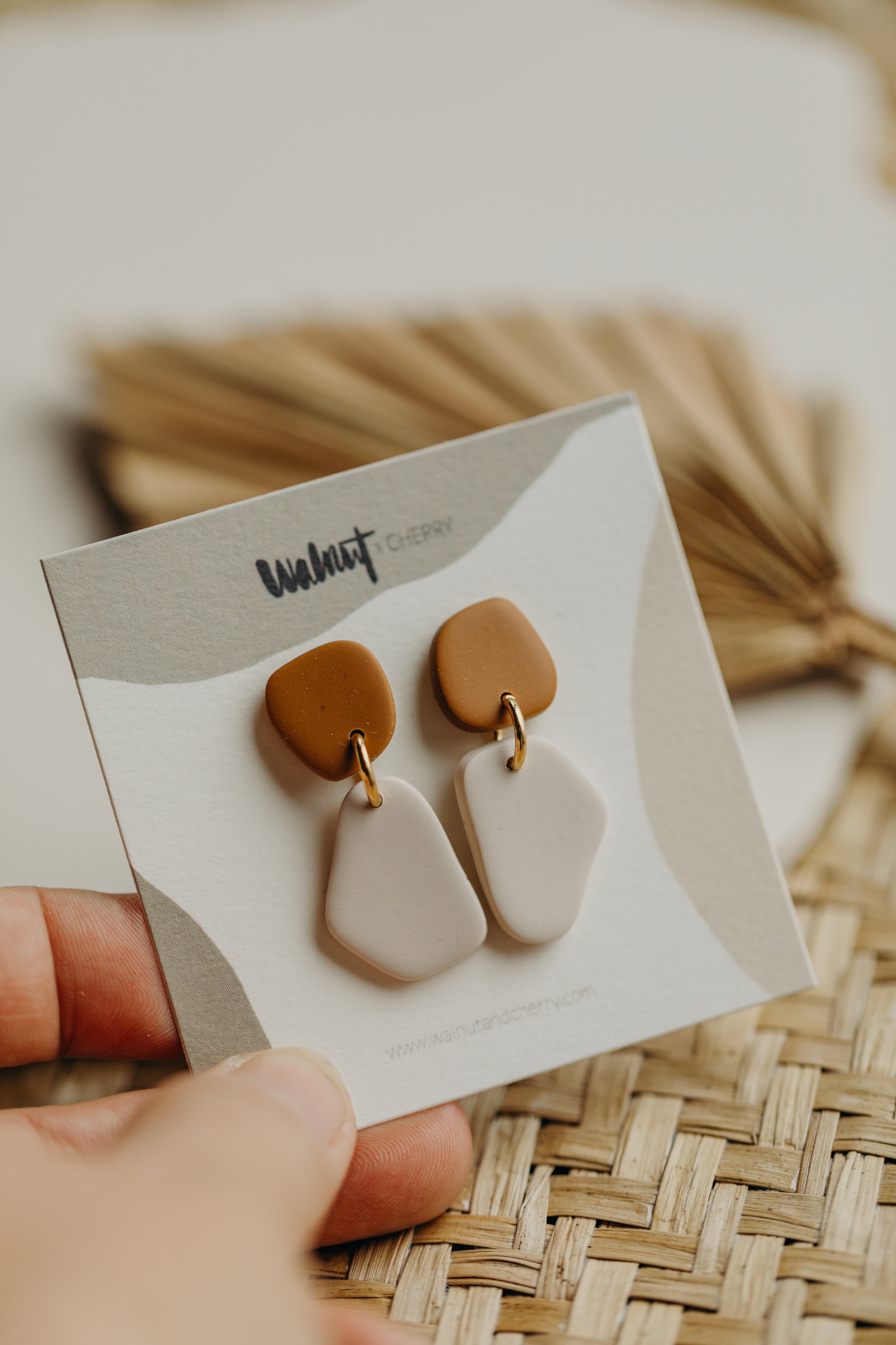 BENU Ohrringe - zweifarbige Polymer Ton Ohrringe Cognac/Vanille