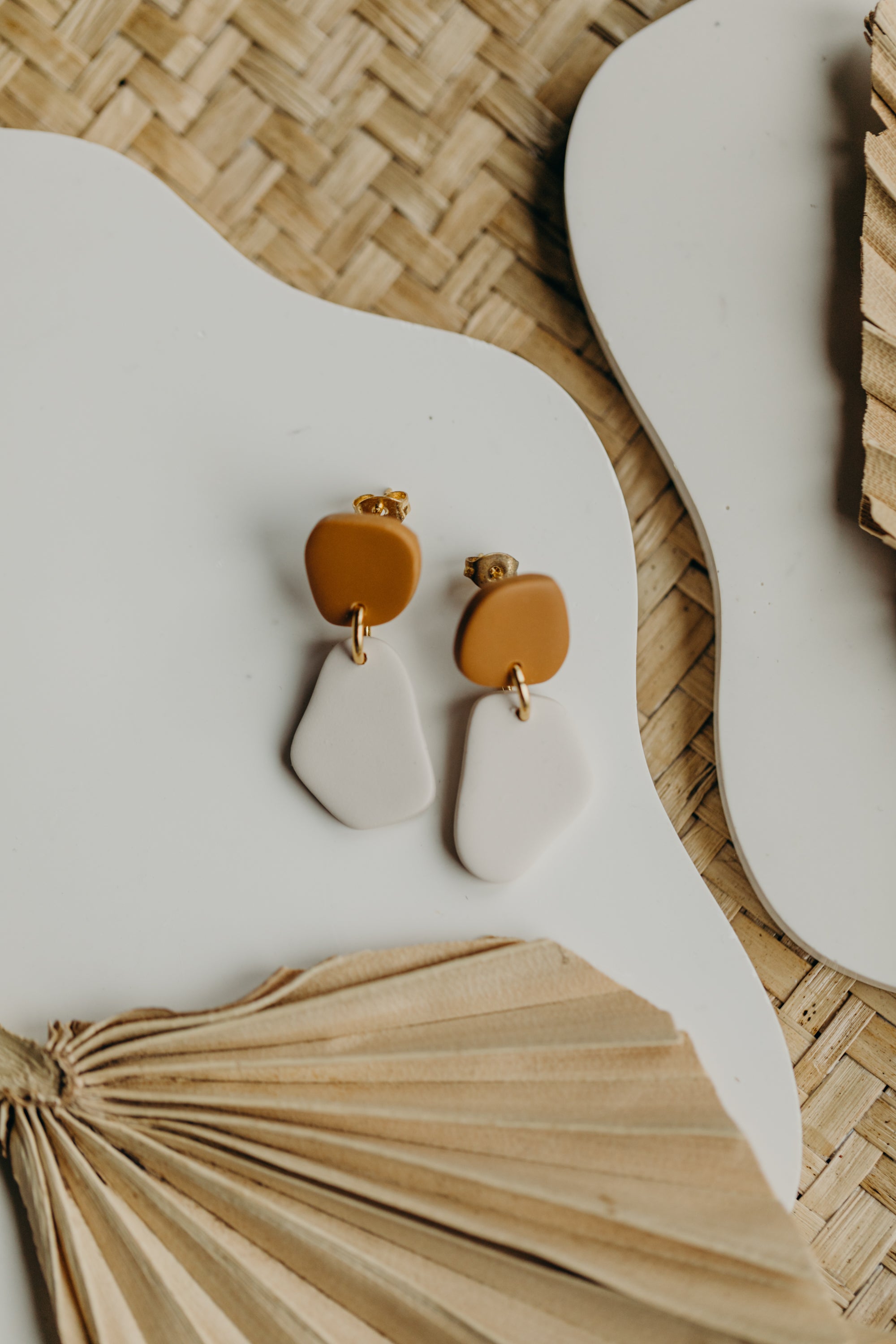 BENU Ohrringe - zweifarbige Polymer Ton Ohrringe Cognac/Vanille