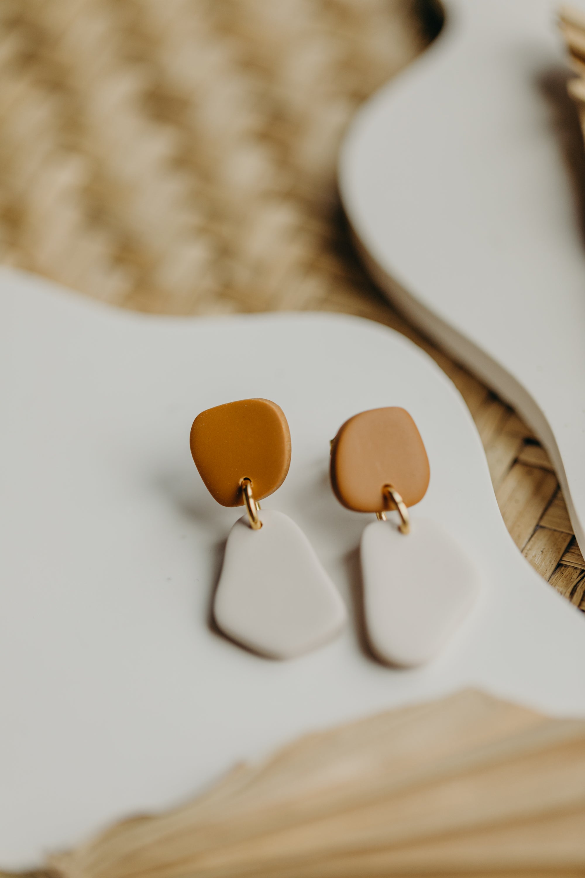 BENU Ohrringe - zweifarbige Polymer Ton Ohrringe Cognac/Vanille