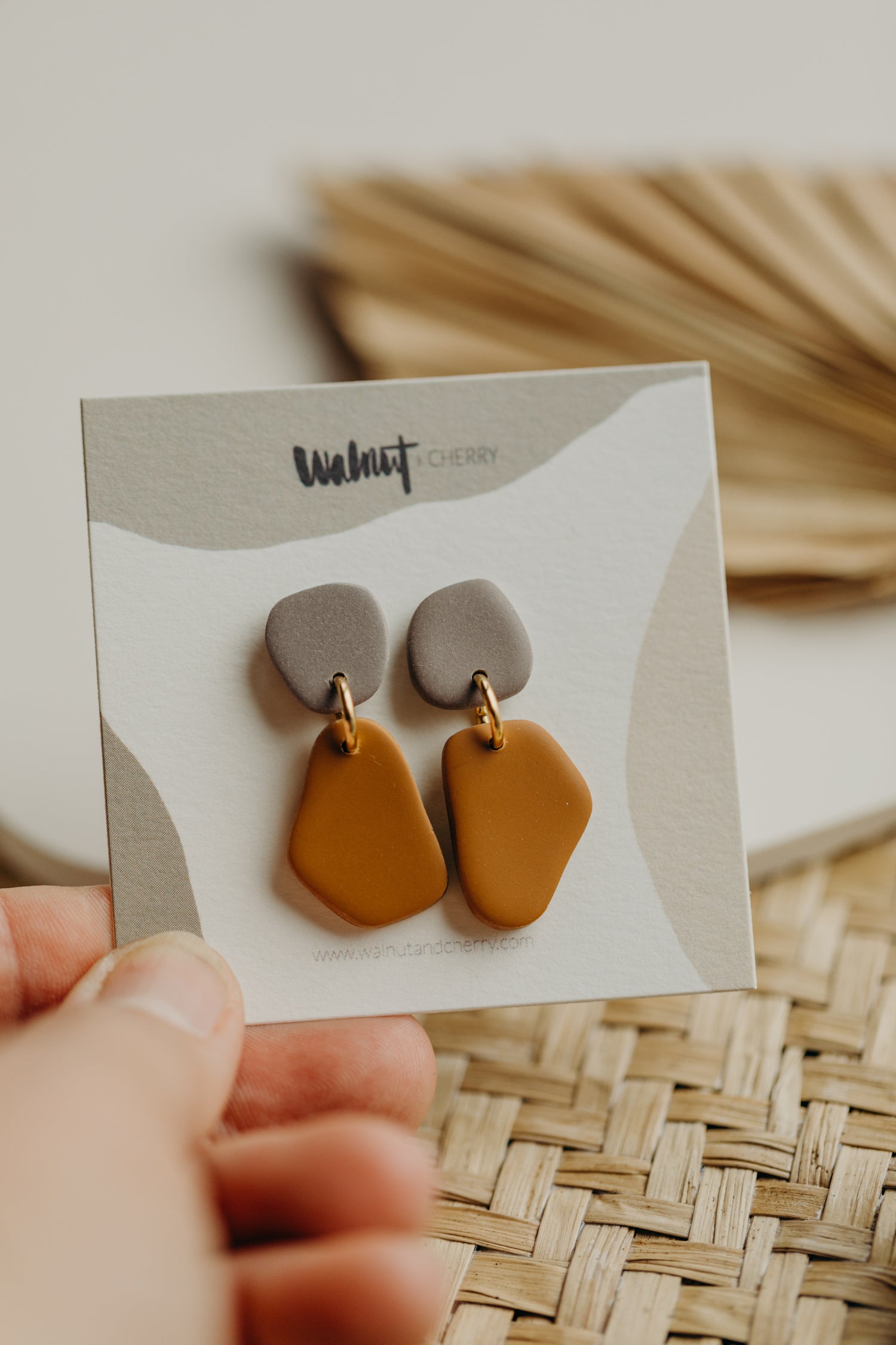 BENU Ohrringe - zweifarbige Polymer Ton Ohrringe Lila-Grau/Cognac