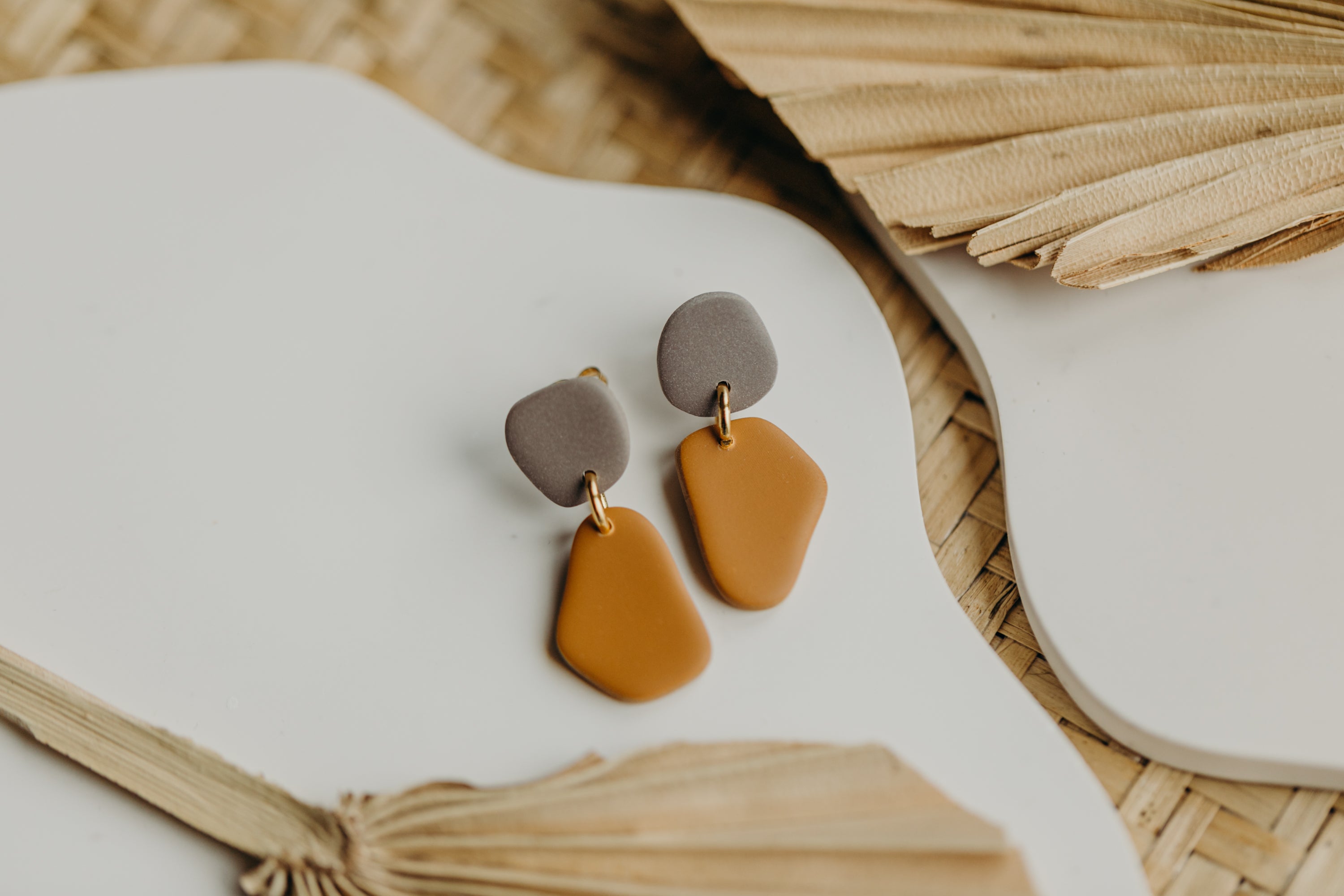 BENU Ohrringe - zweifarbige Polymer Ton Ohrringe Lila-Grau/Cognac