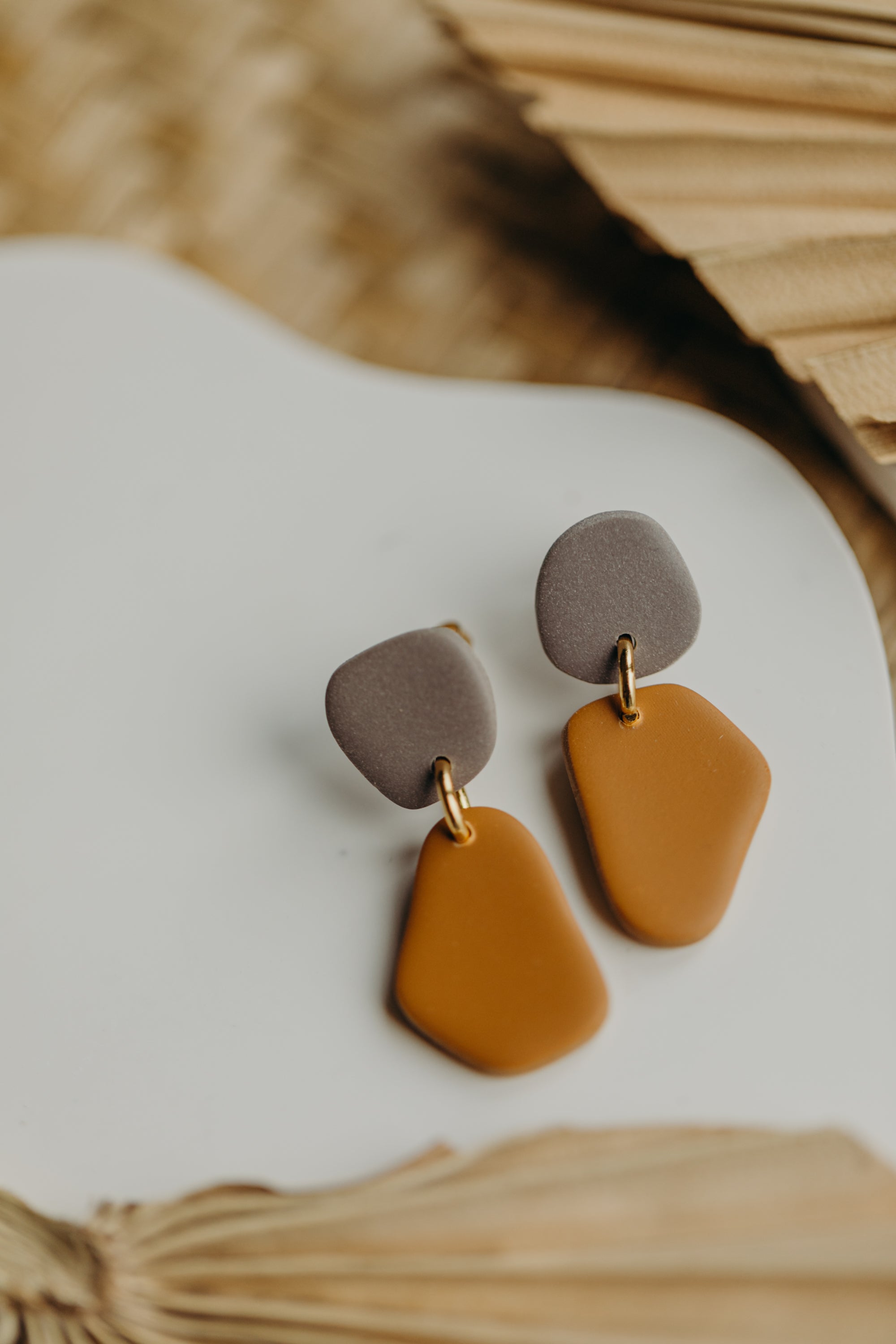 BENU Ohrringe - zweifarbige Polymer Ton Ohrringe Lila-Grau/Cognac