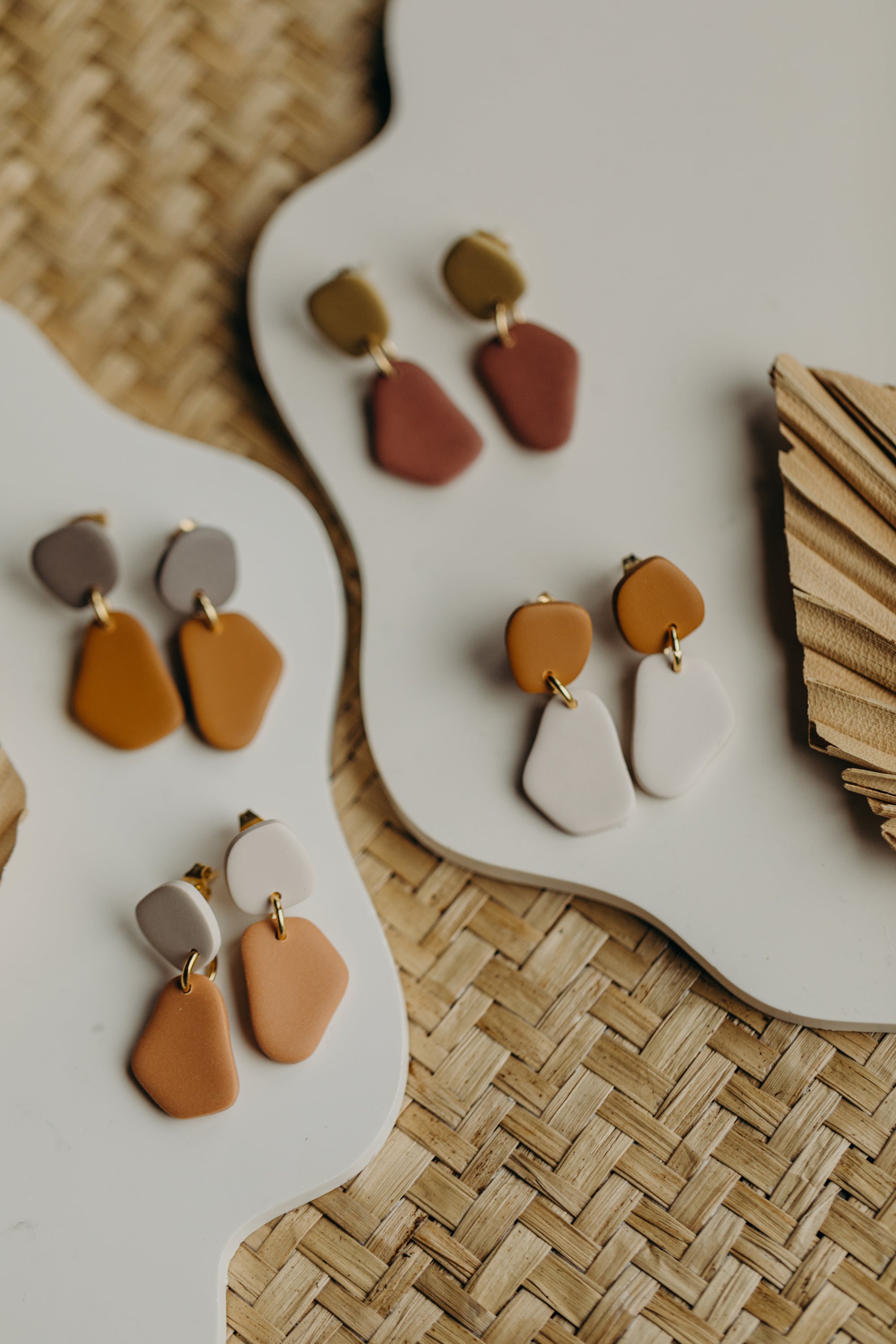 BENU Ohrringe - zweifarbige Polymer Ton Ohrringe Lila-Grau/Cognac