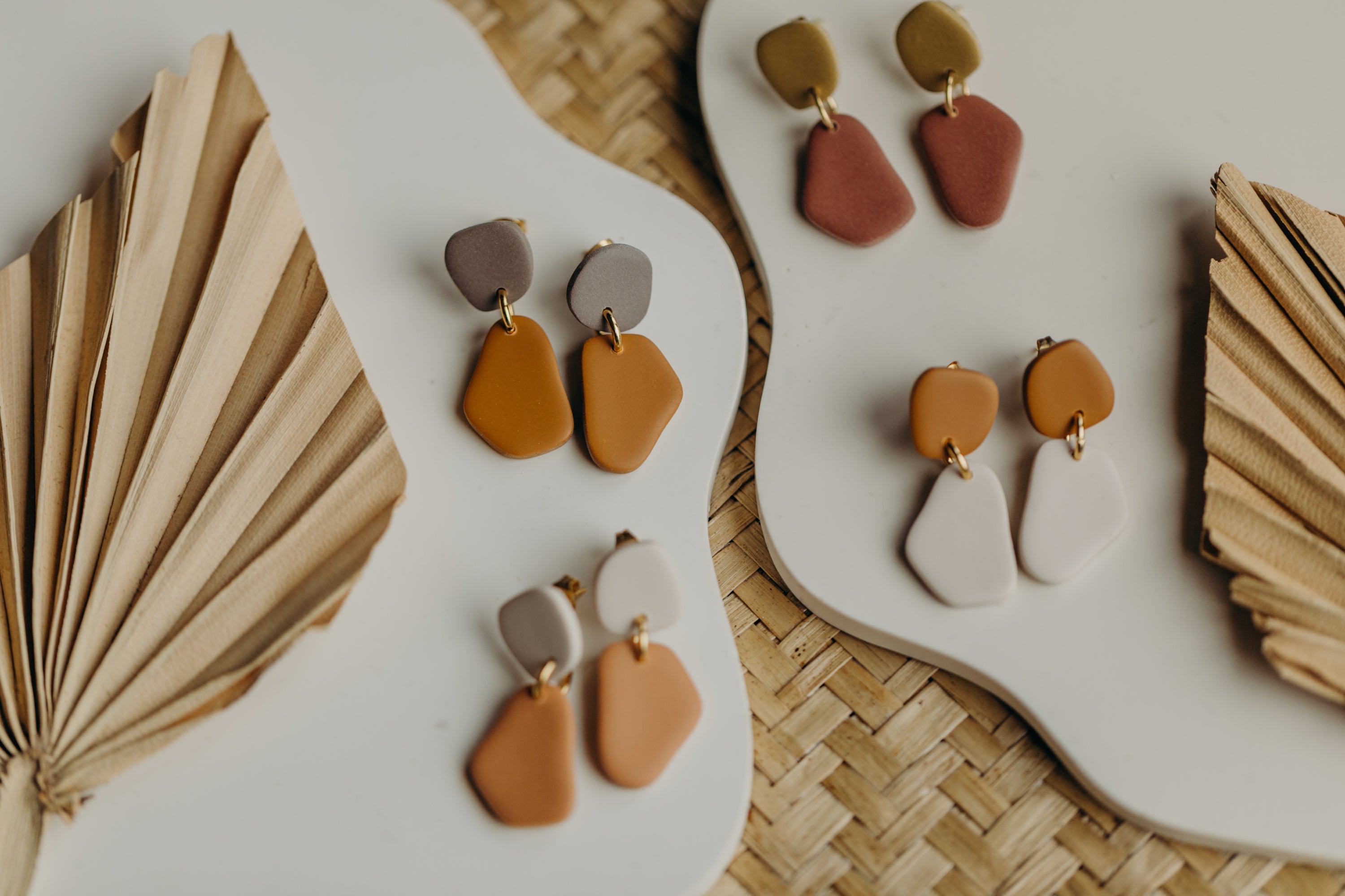 BENU Ohrringe - zweifarbige Polymer Ton Ohrringe Lila-Grau/Cognac