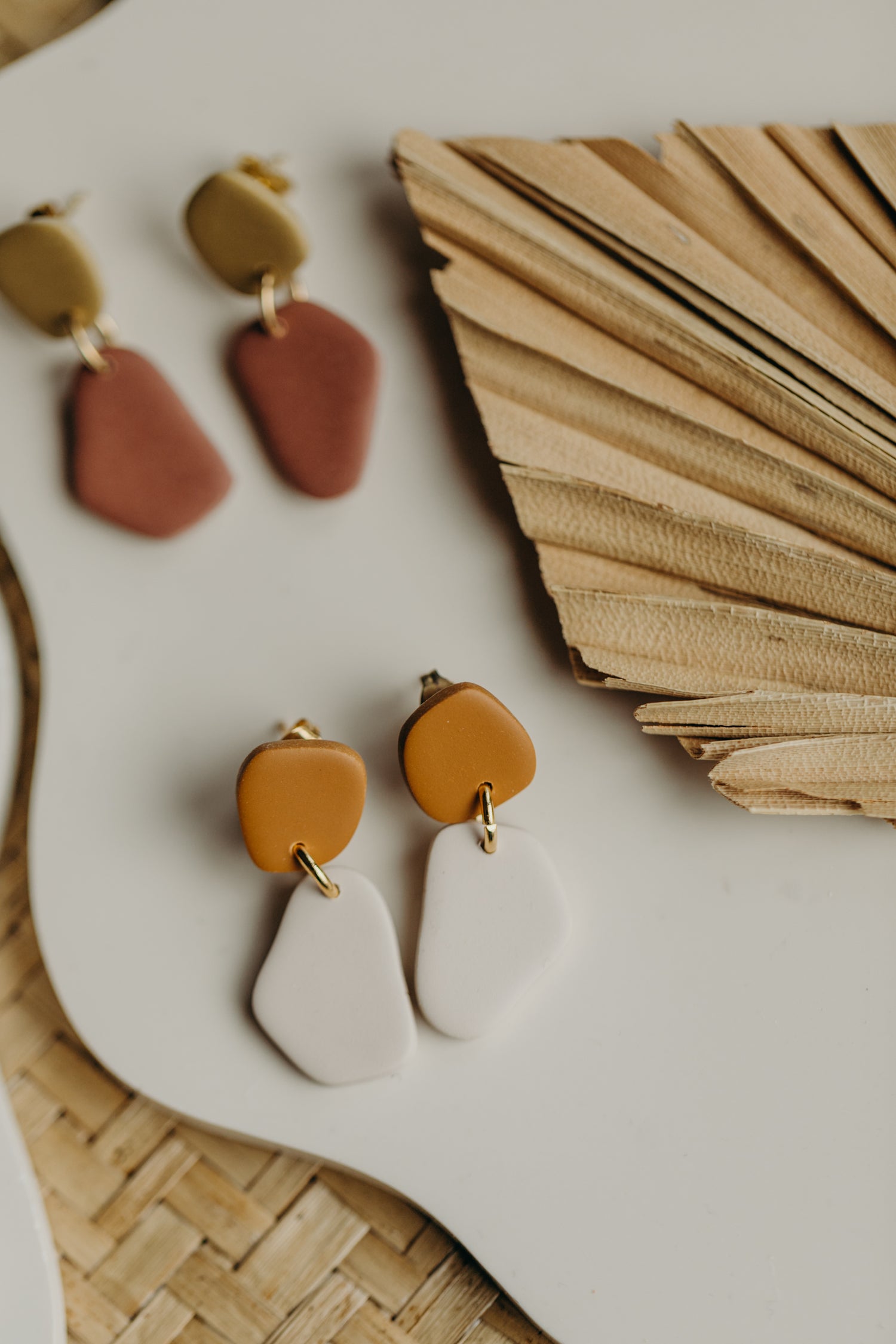 BENU Ohrringe - zweifarbige Polymer Ton Ohrringe Cognac/Vanille