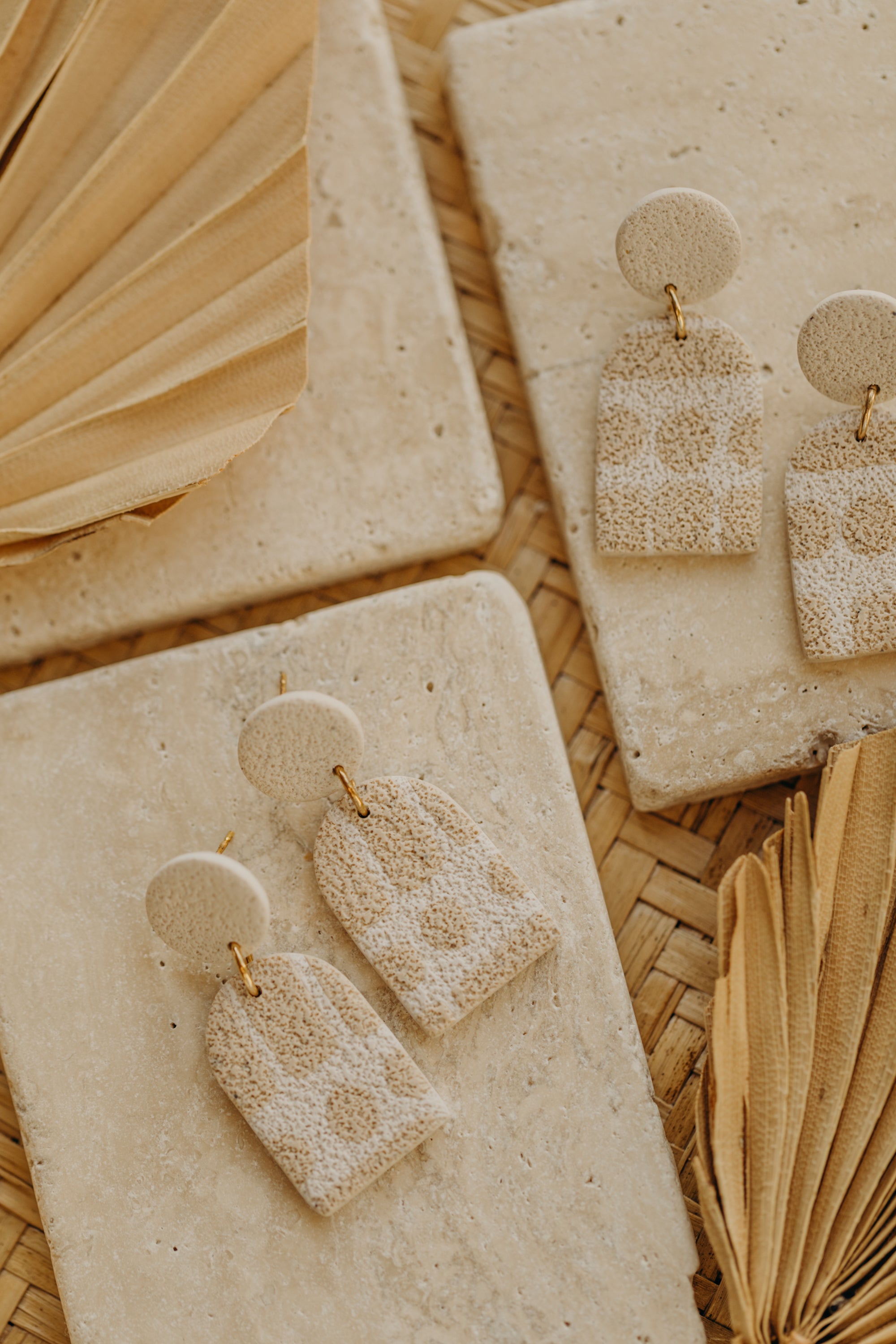 MAVI - gemusterte Bogen Ohrringe in Vanille und Sand aus Polymer Ton
