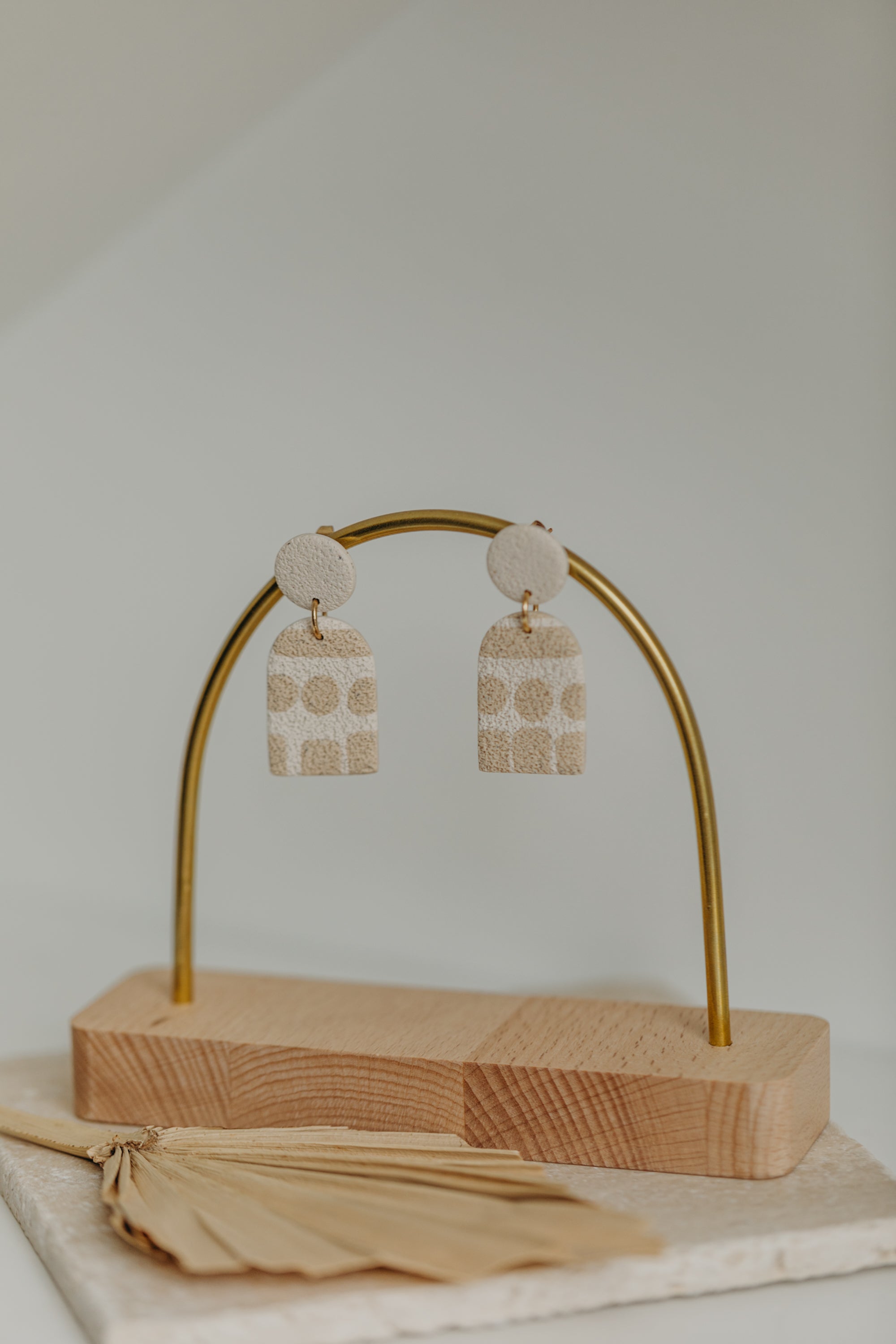 MAVI - gemusterte Bogen Ohrringe in Vanille und Sand aus Polymer Ton