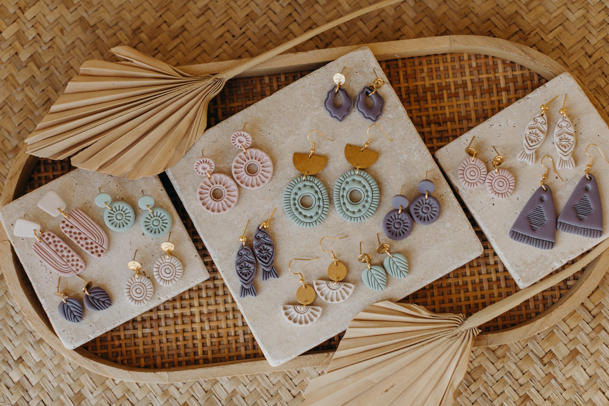 PALINA - runde Ohrringe mit Muster in rosa