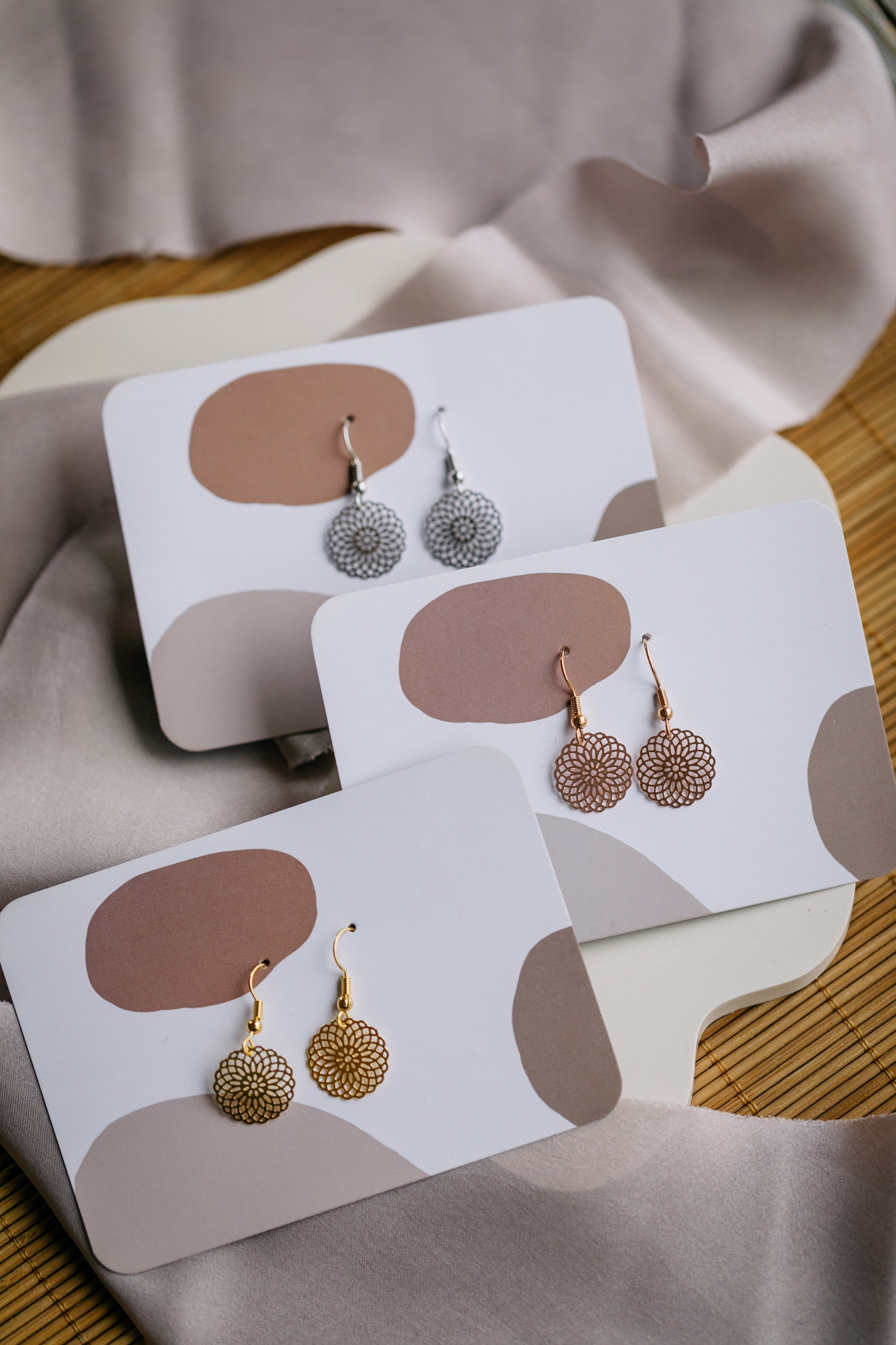 kleine runde gemusterte Ohrringe aus Edelstahl