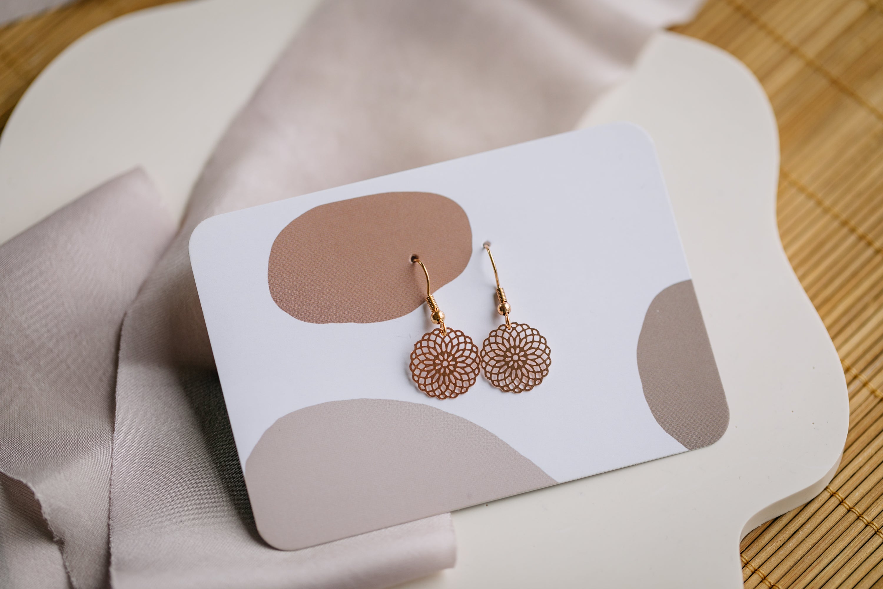 kleine runde gemusterte Ohrringe aus Edelstahl