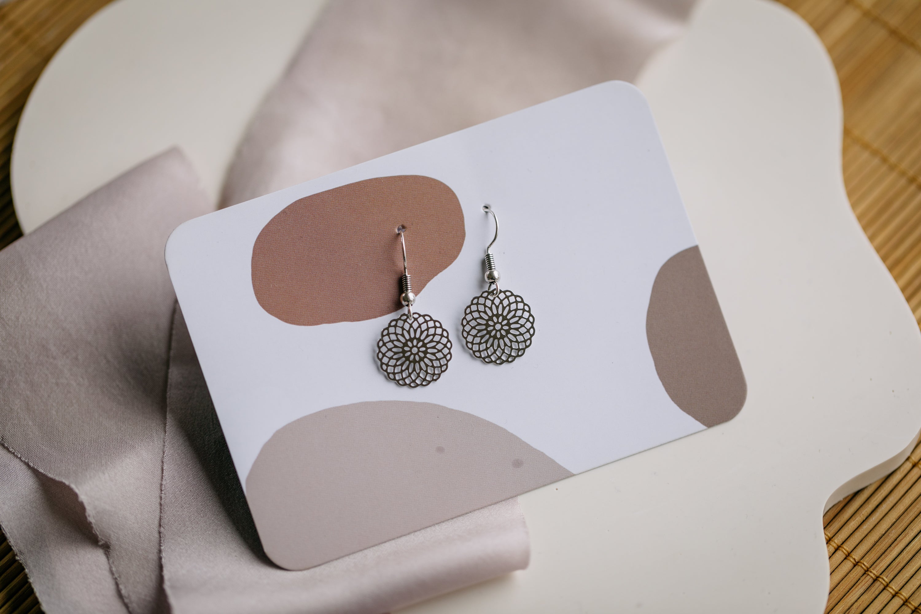 kleine runde gemusterte Ohrringe aus Edelstahl