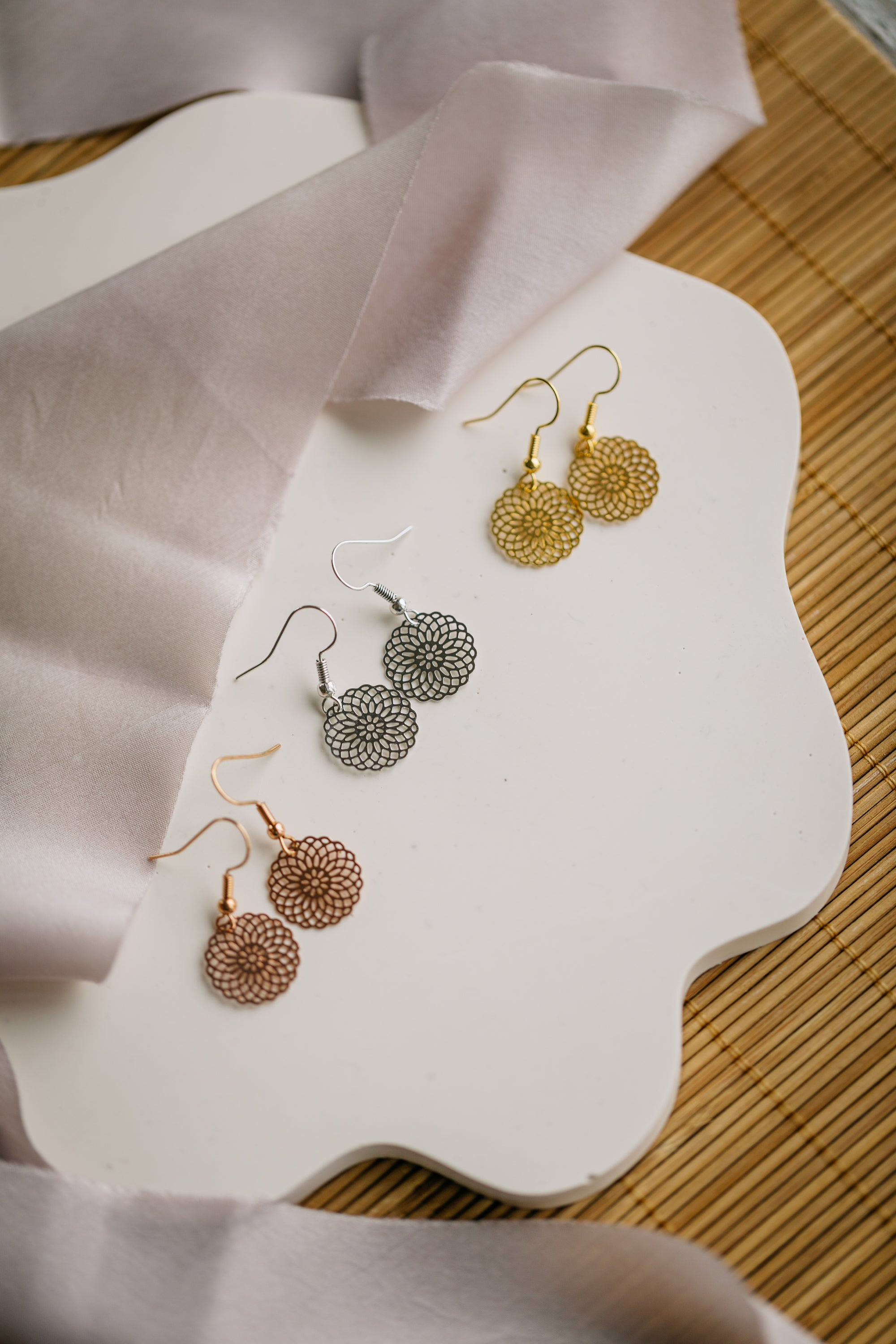 kleine runde gemusterte Ohrringe aus Edelstahl