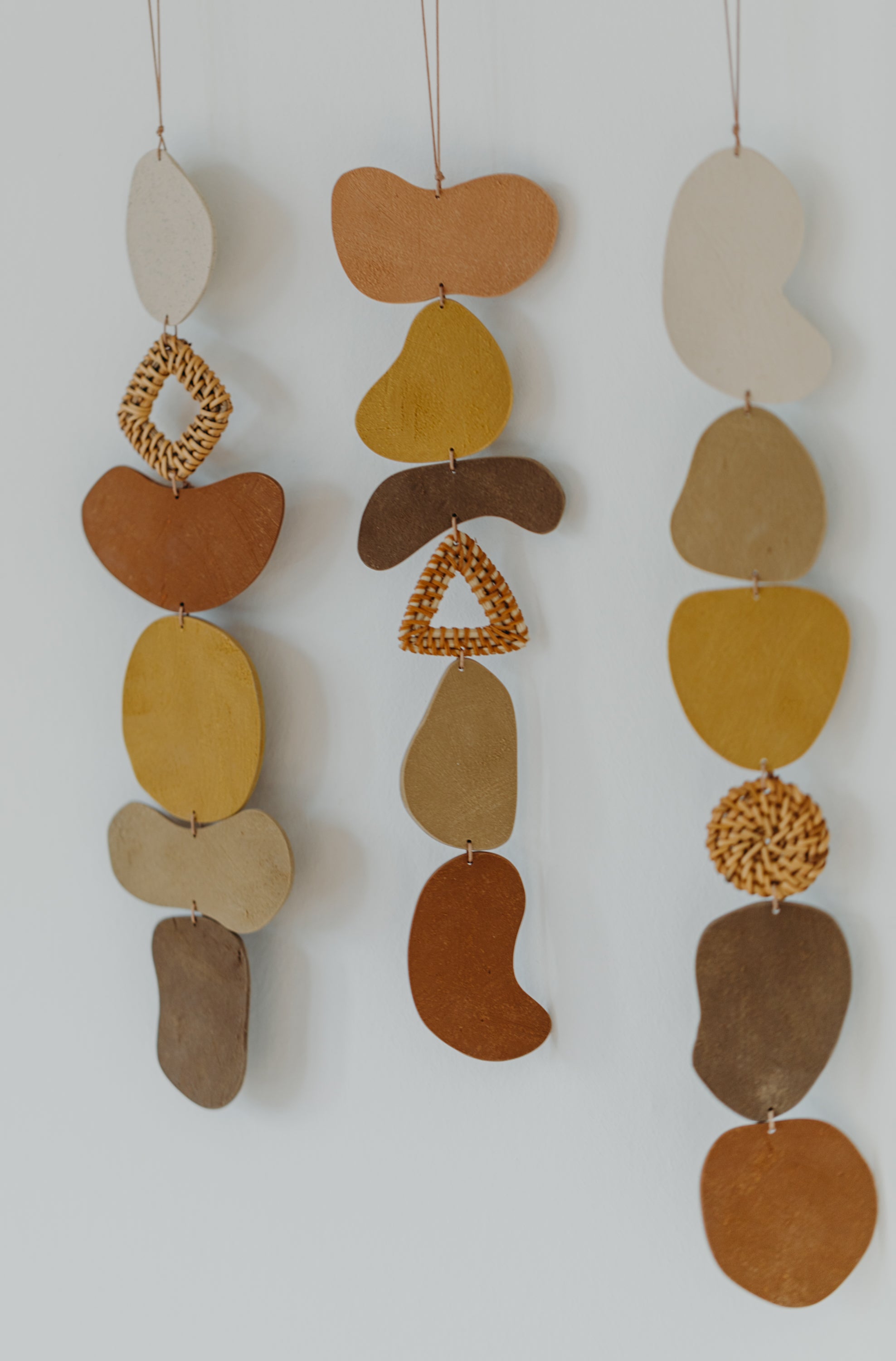 Wand Dekoration aus Polymer Ton in Naturfarben und Rattan Elementen