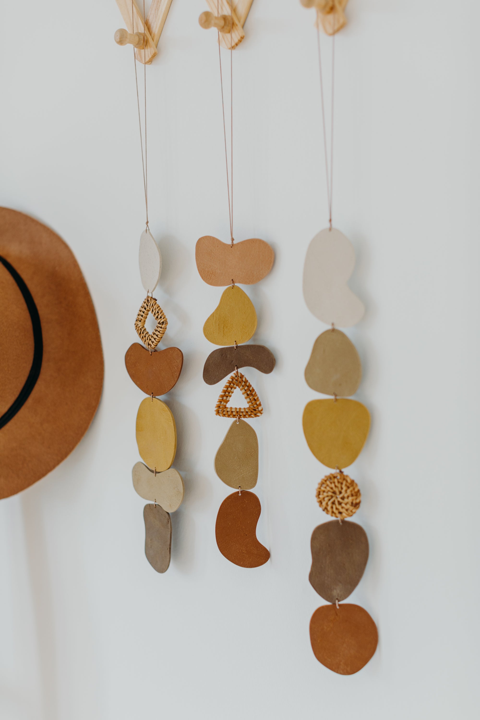 Wand Dekoration aus Polymer Ton in Naturfarben und Rattan Elementen