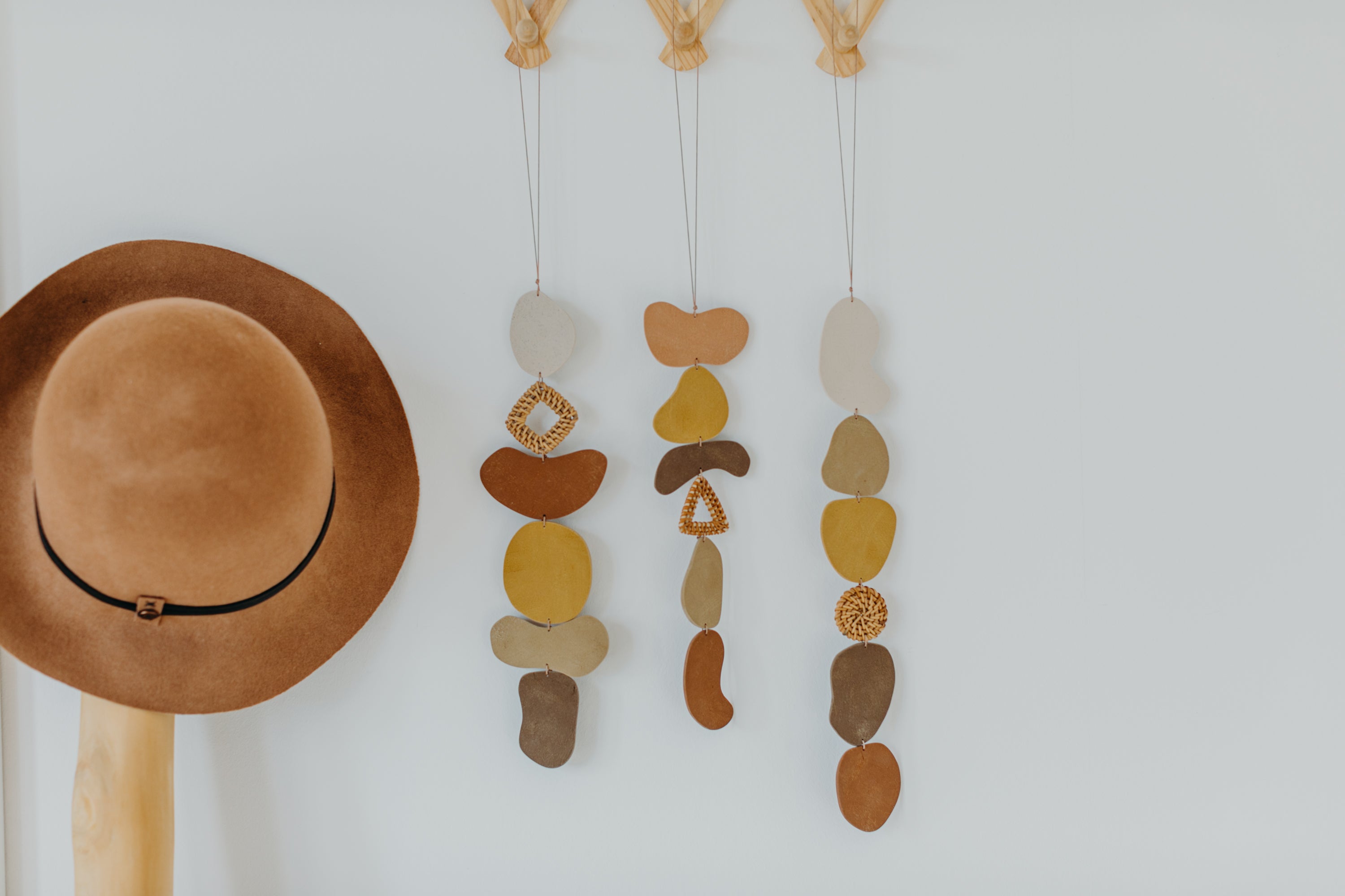 Wand Dekoration aus Polymer Ton in Naturfarben und Rattan Elementen