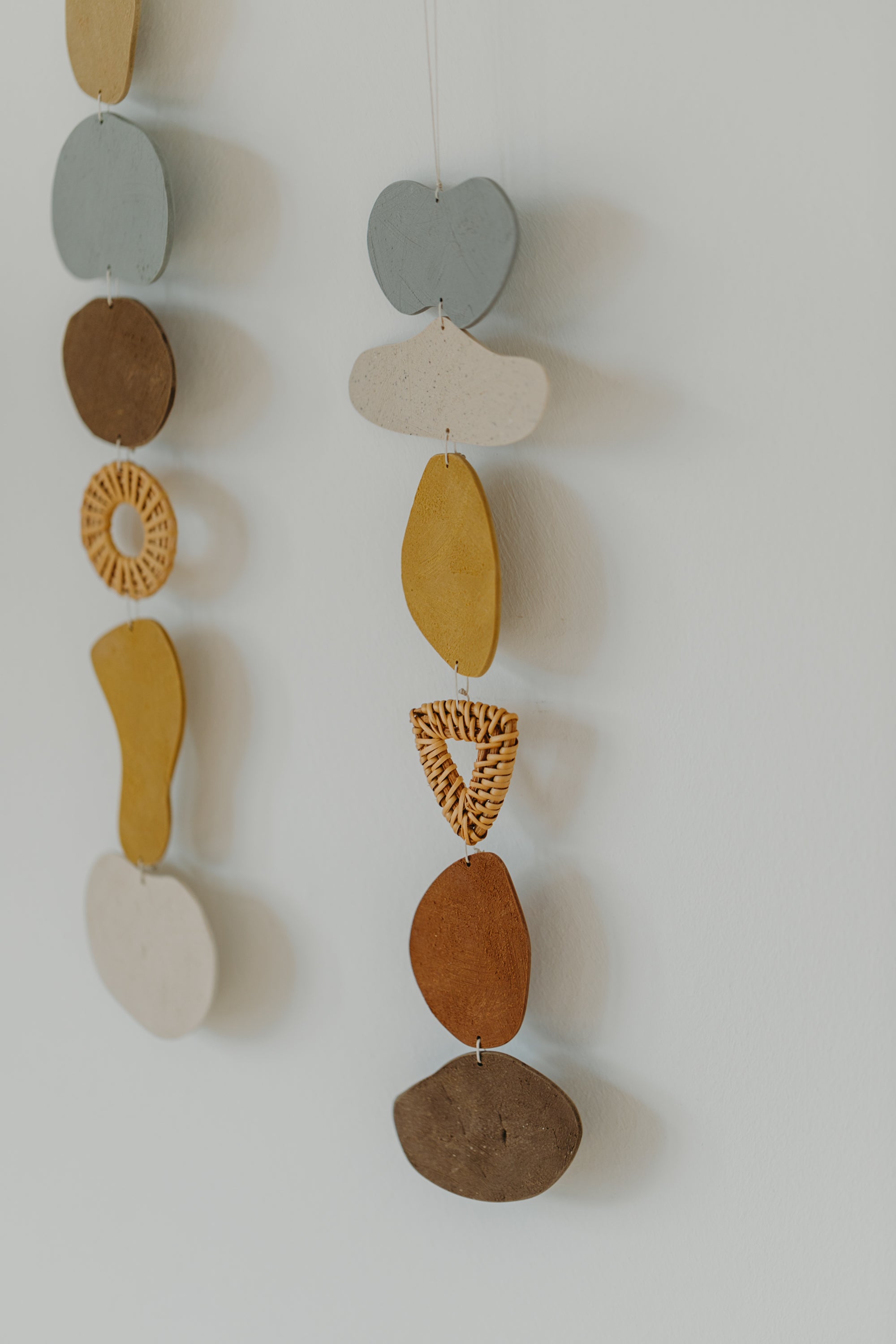 Wand Dekoration aus Polymer Ton in Naturfarben und Rattan Elementen