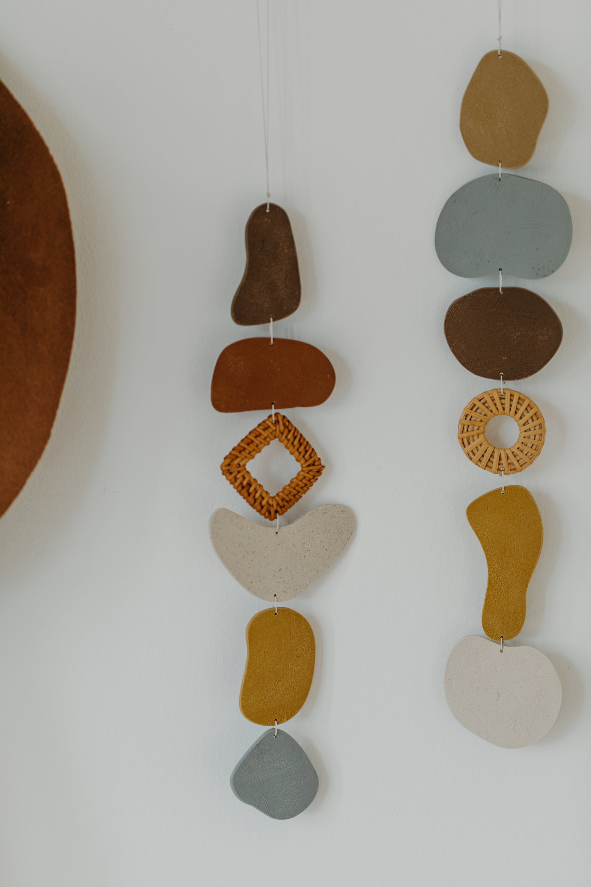 Wand Dekoration aus Polymer Ton in Naturfarben und Rattan Elementen