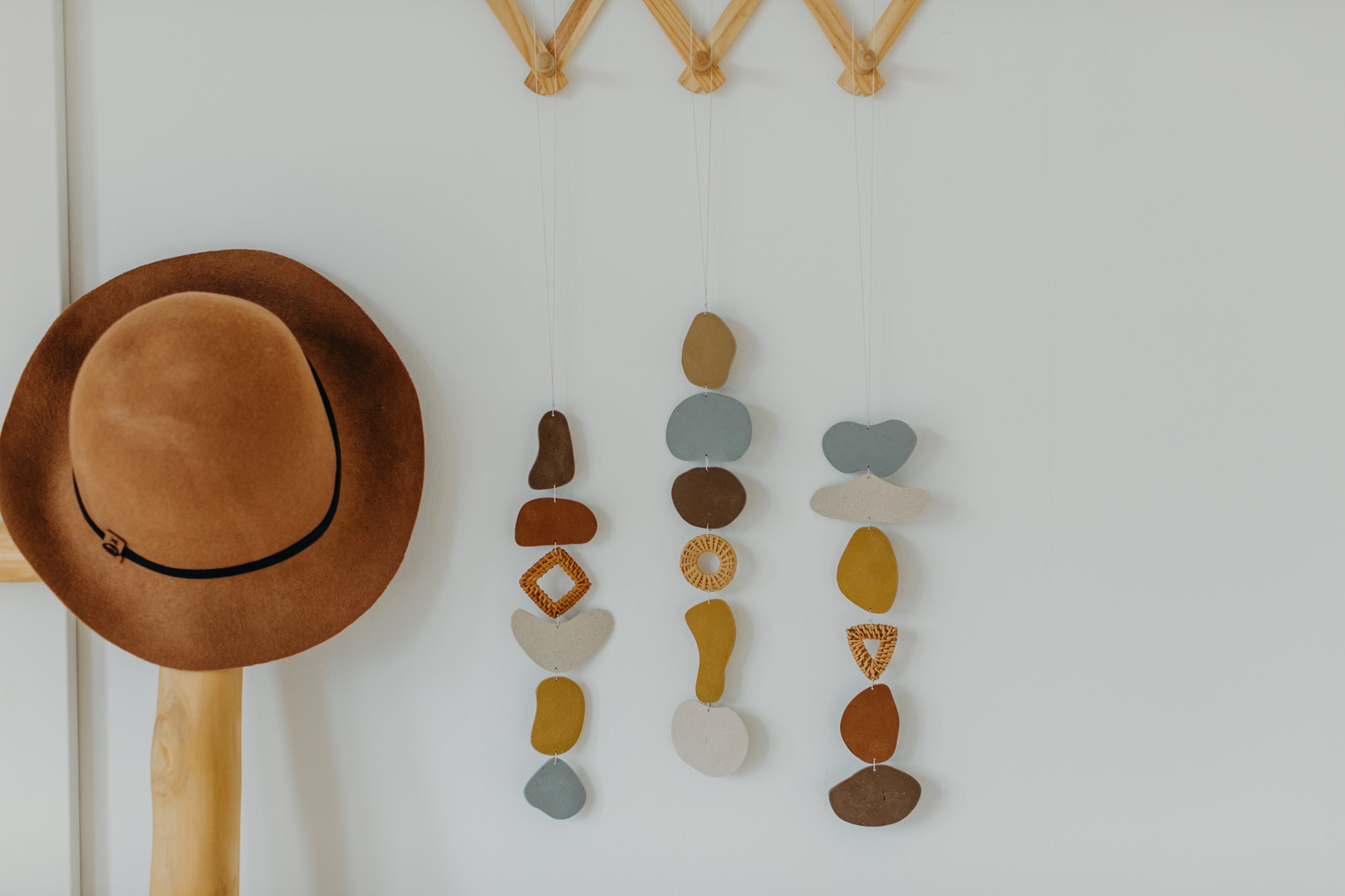 Wand Dekoration aus Polymer Ton in Naturfarben und Rattan Elementen