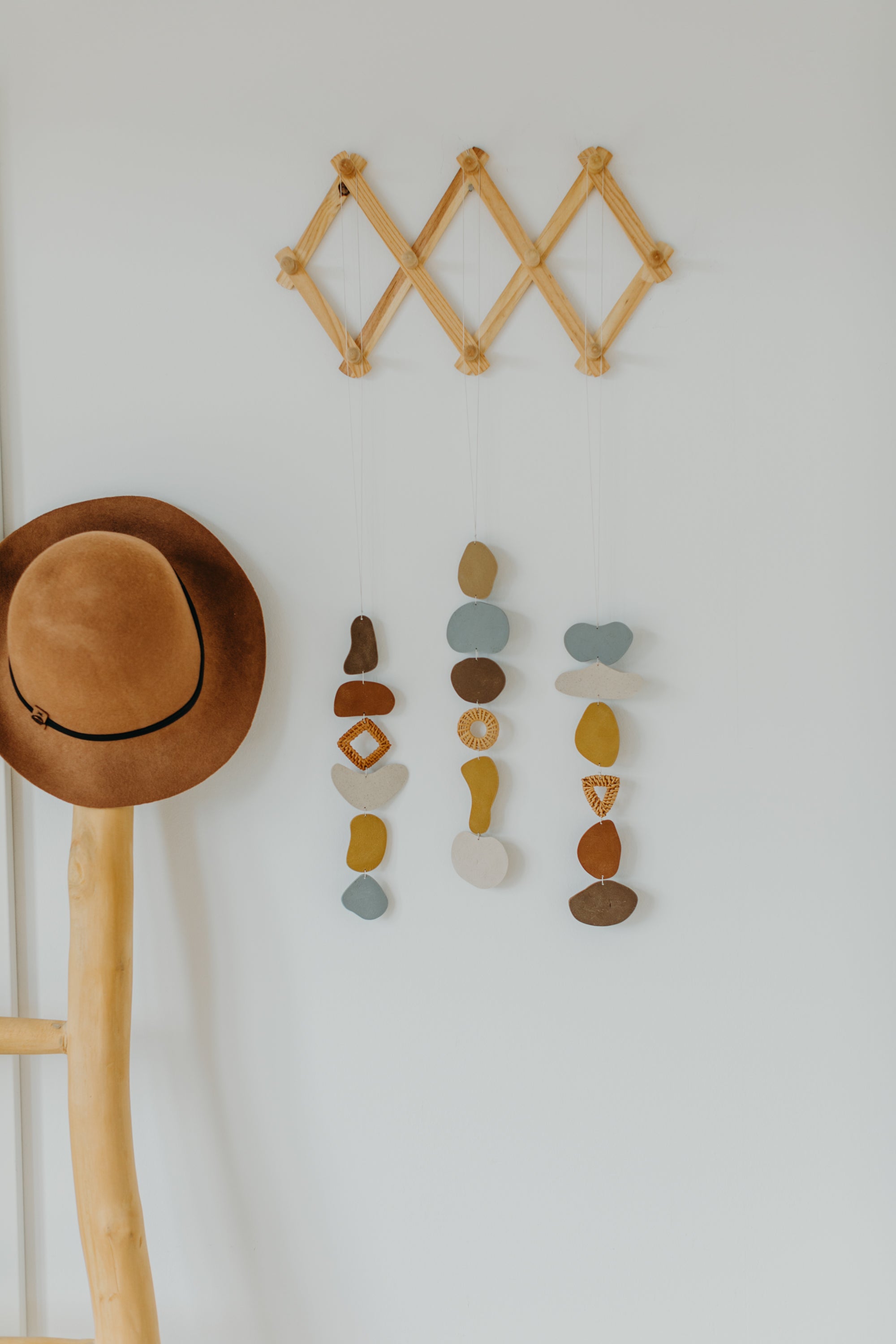 Wand Dekoration aus Polymer Ton in Naturfarben und Rattan Elementen