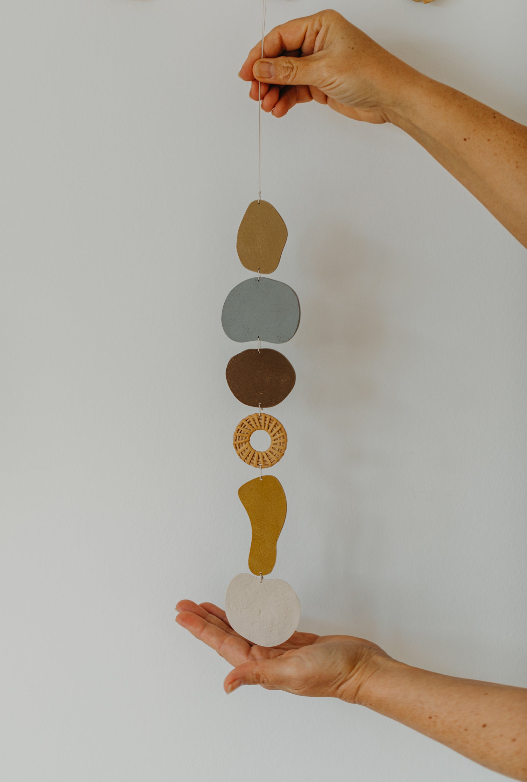 Wand Dekoration aus Polymer Ton in Naturfarben und Rattan Elementen
