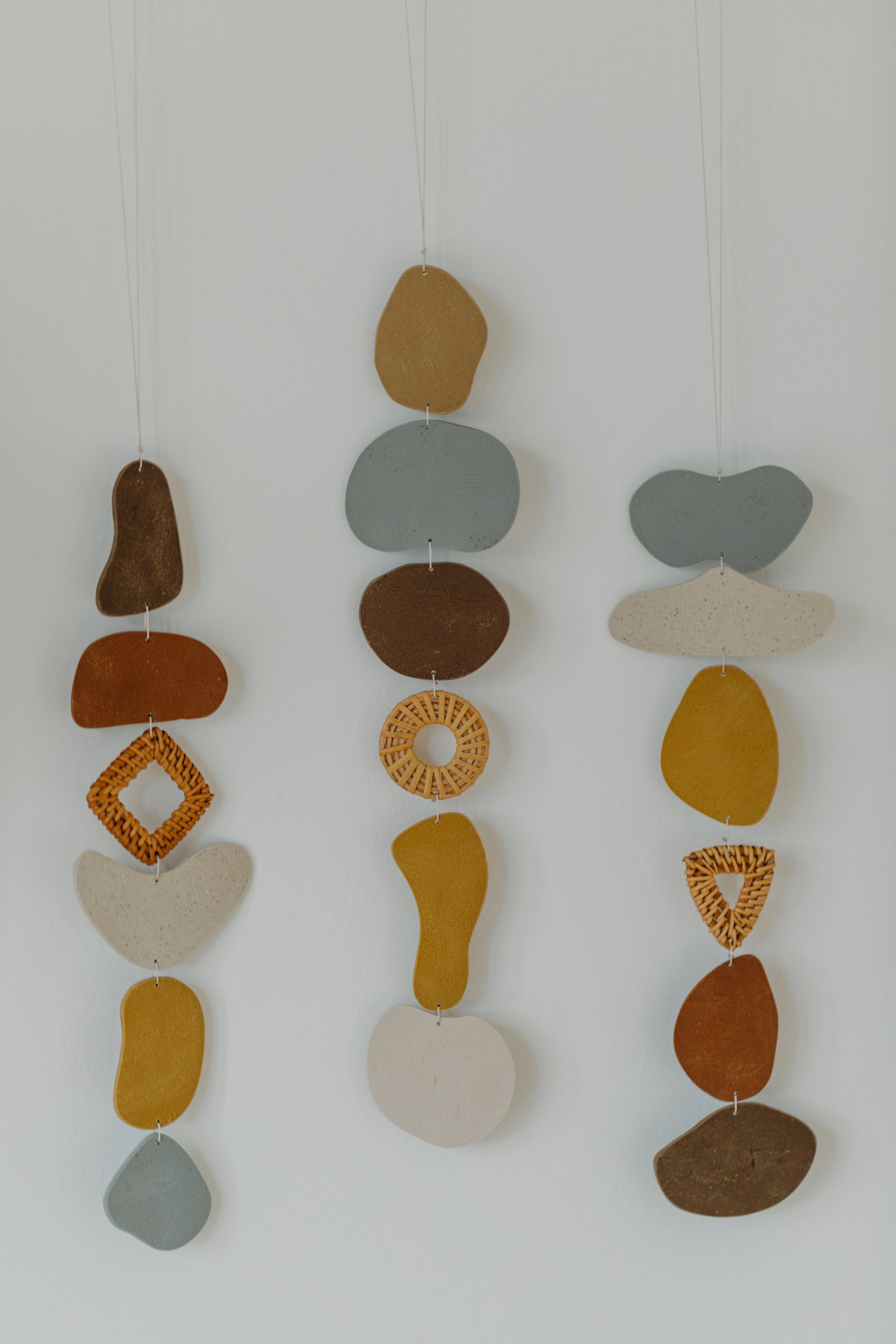 Wand Dekoration aus Polymer Ton in Naturfarben und Rattan Elementen