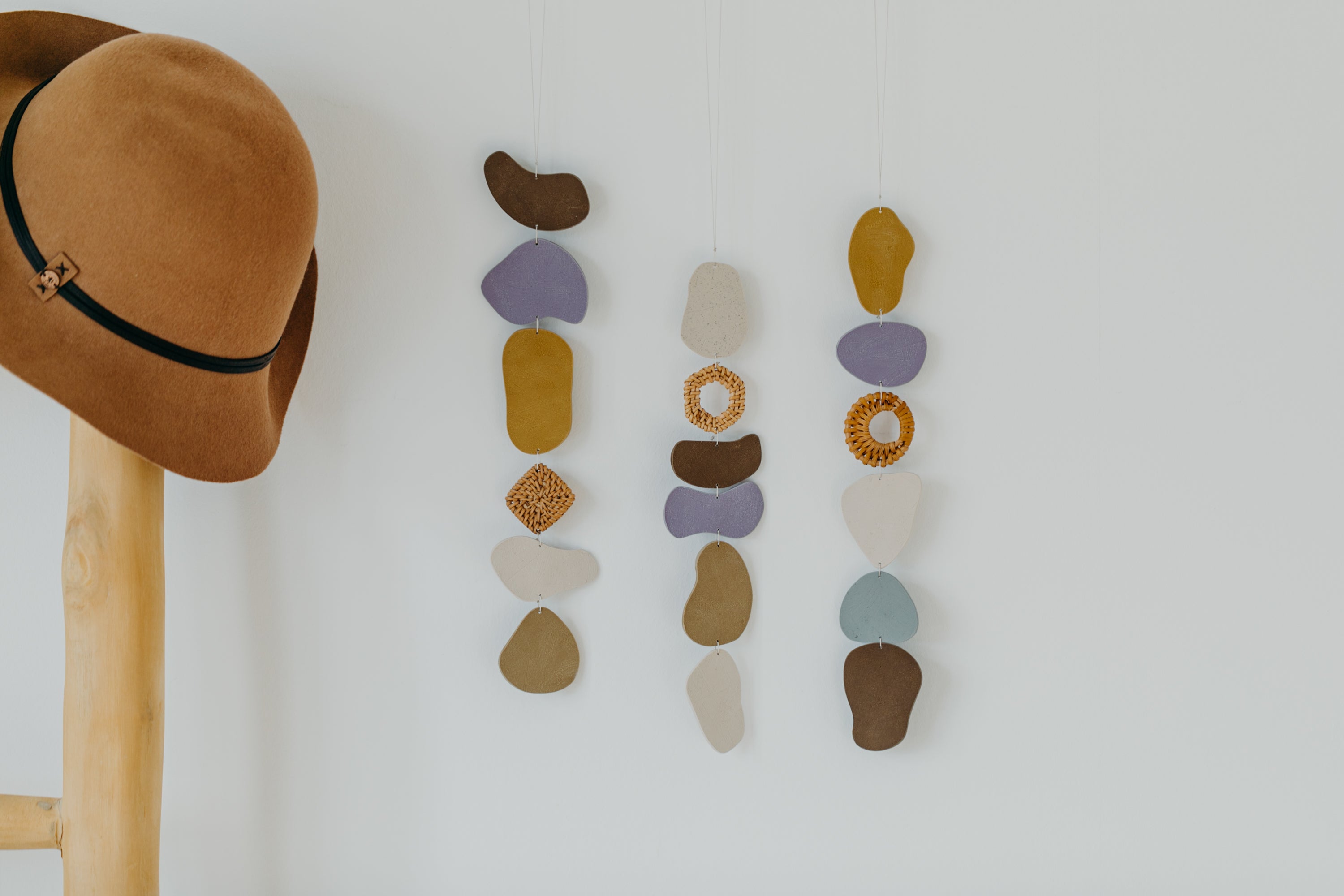 Wand Dekoration aus Polymer Ton in Naturfarben und Rattan Elementen