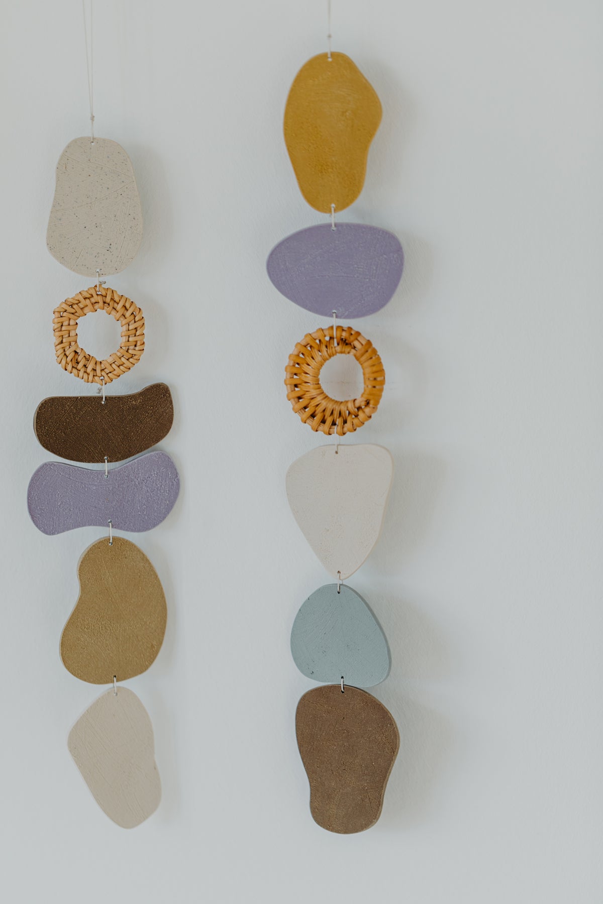 Wand Dekoration aus Polymer Ton in Naturfarben und Rattan Elementen