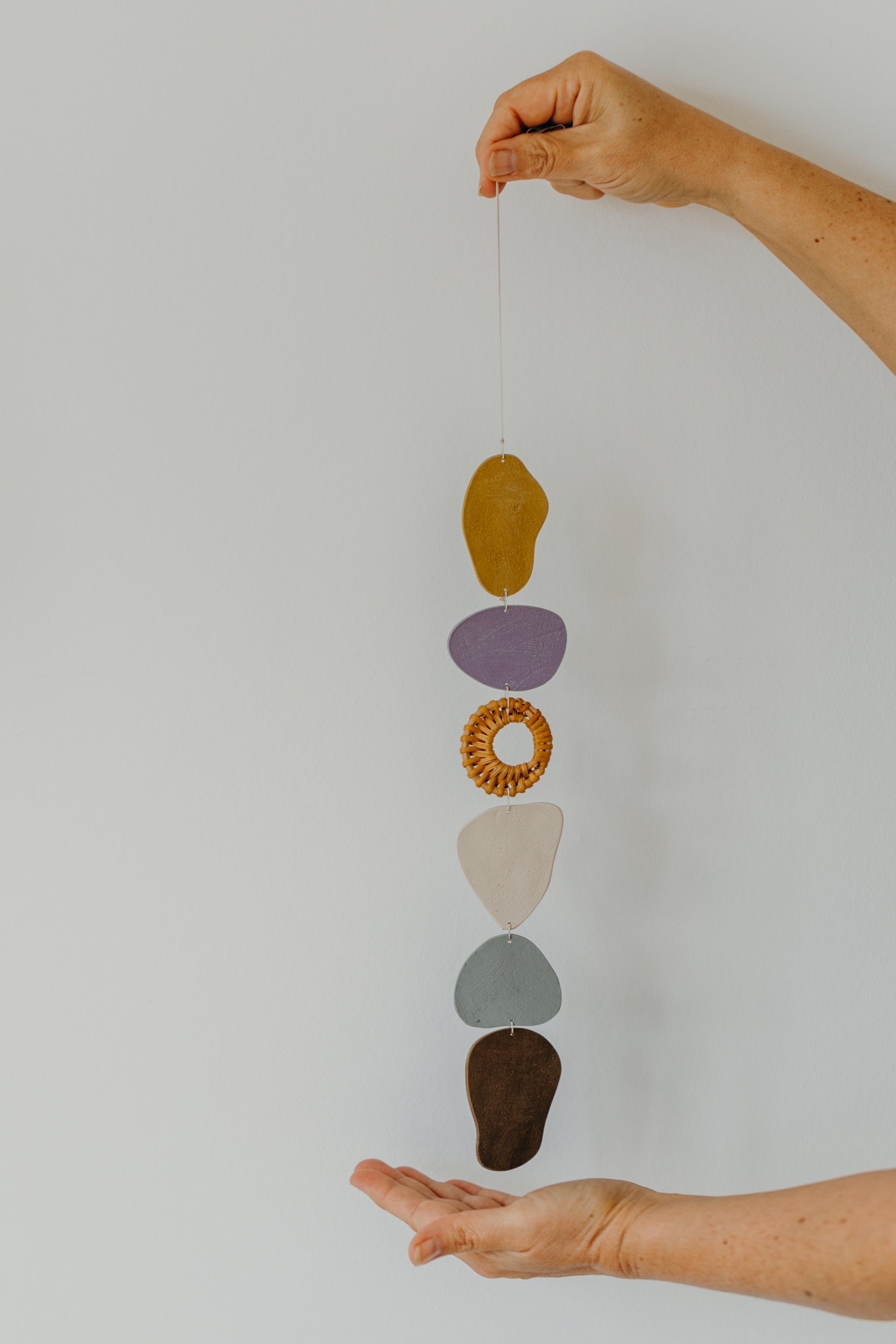 Wand Dekoration aus Polymer Ton in Naturfarben und Rattan Elementen