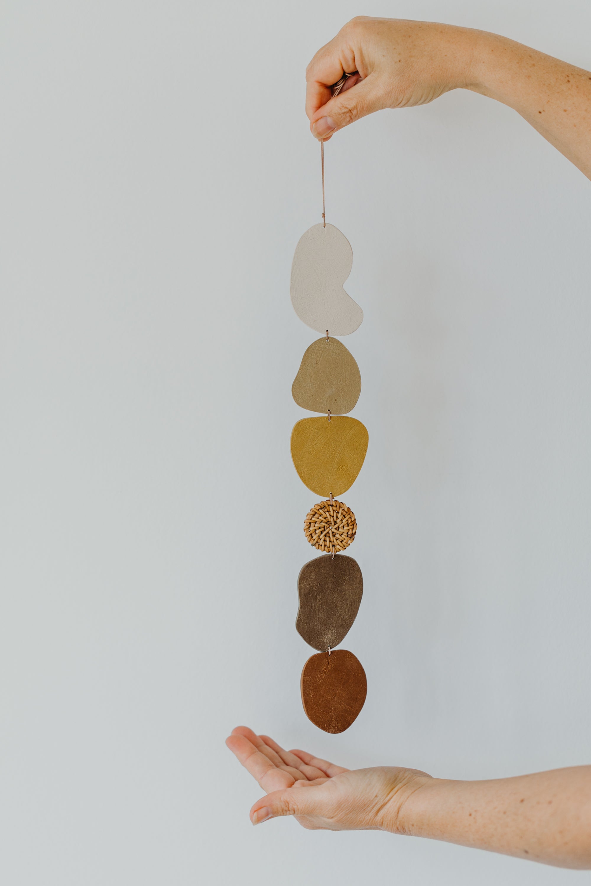 Wand Dekoration aus Polymer Ton in Naturfarben und Rattan Elementen