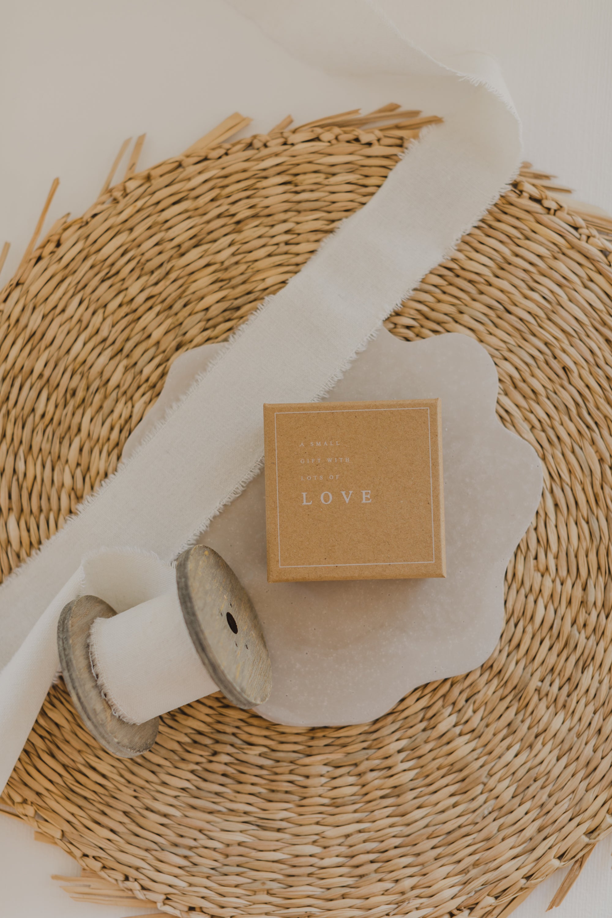 Geschenkebox Kraftpapier mit Aufdruck " A small gift with lots of Love"