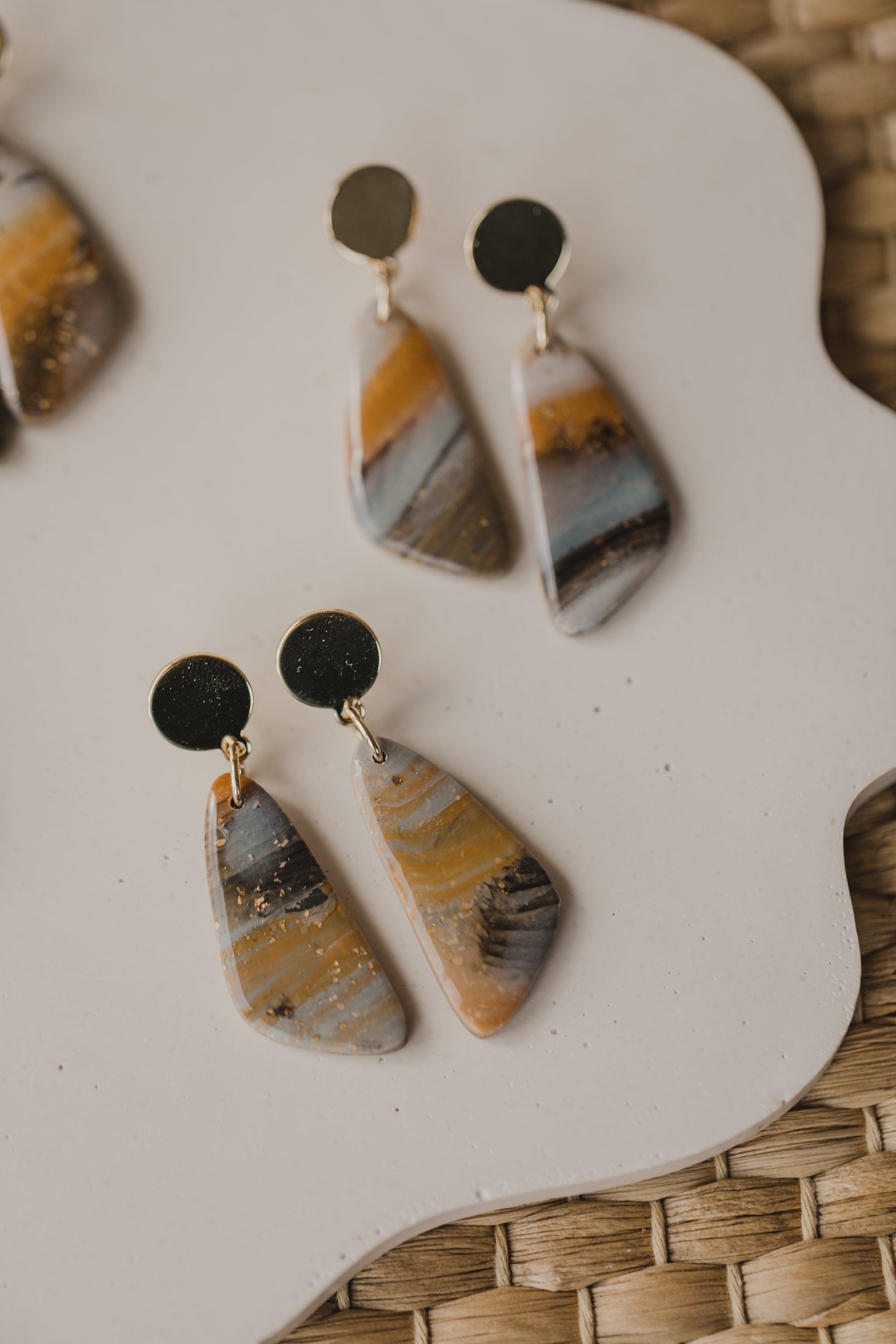 ELIA - dezente braune Ohrringe aus Polymer Ton mit Blattgold